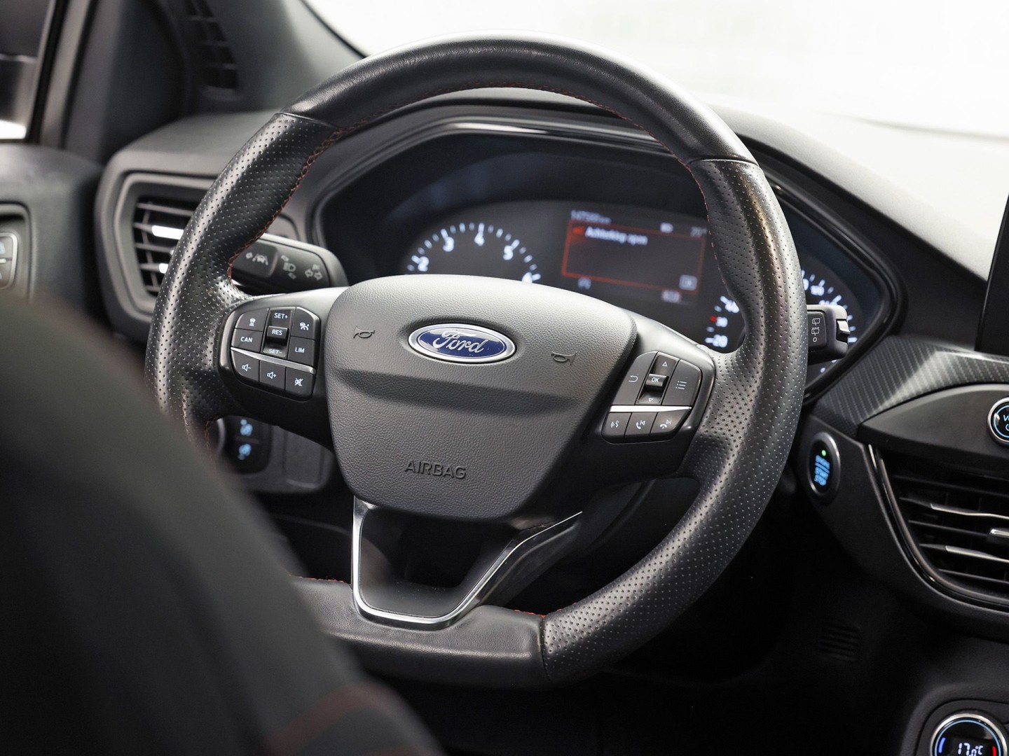 Ford Focus 1.0 EcoBoost ST Line 125Pk (PANORAMADAK, APPLE CARPLAY, GROOT NAVI, STUUR/STOELVERWARMING, BANG&OLUFSEN, TREKHAAK, SPORTSTOELEN, GETINT GLAS, ADAPTIVE CRUISE, LED KOPLAMPEN, NIEUWSTAAT)