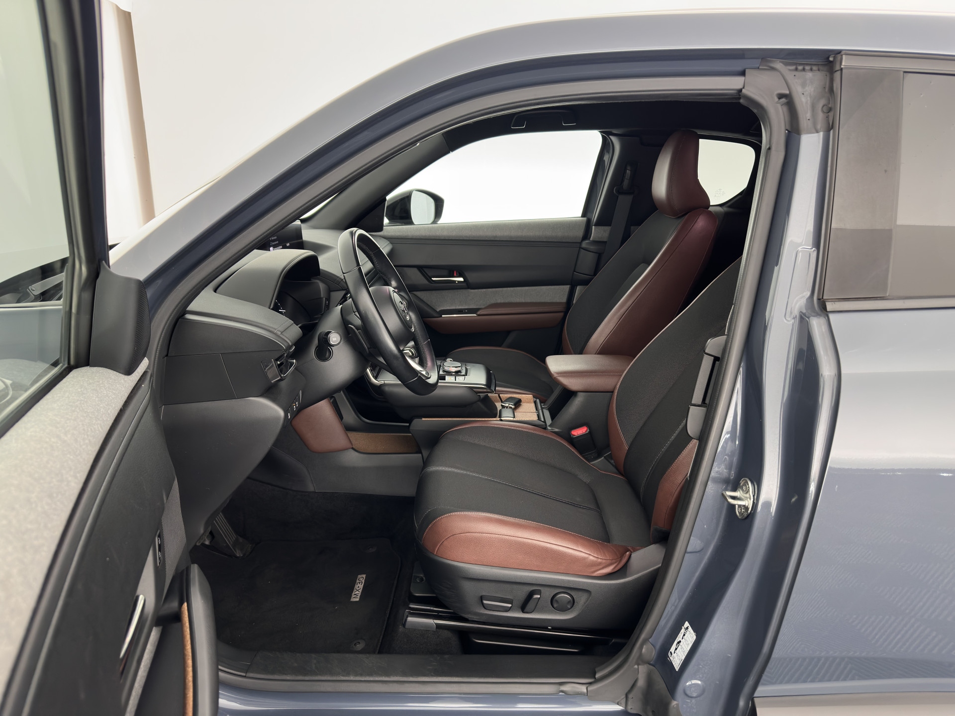 Mazda MX-30 e-SkyActiv 145 First Edition 36 kWh {SOH-92%} (INCL-BTW) Aut.*LEATHER-MICROFIBRE | FULL-LED | NAVI-FULLMAP | KEYLESS | BLIND-SPOT |  ADAPTIVE-CRUISE | HEAD-UP | CAMERA | DIGI-COCKPIT | MEMORY-PACK | SHIFT-PADDLES | 18"ALU*