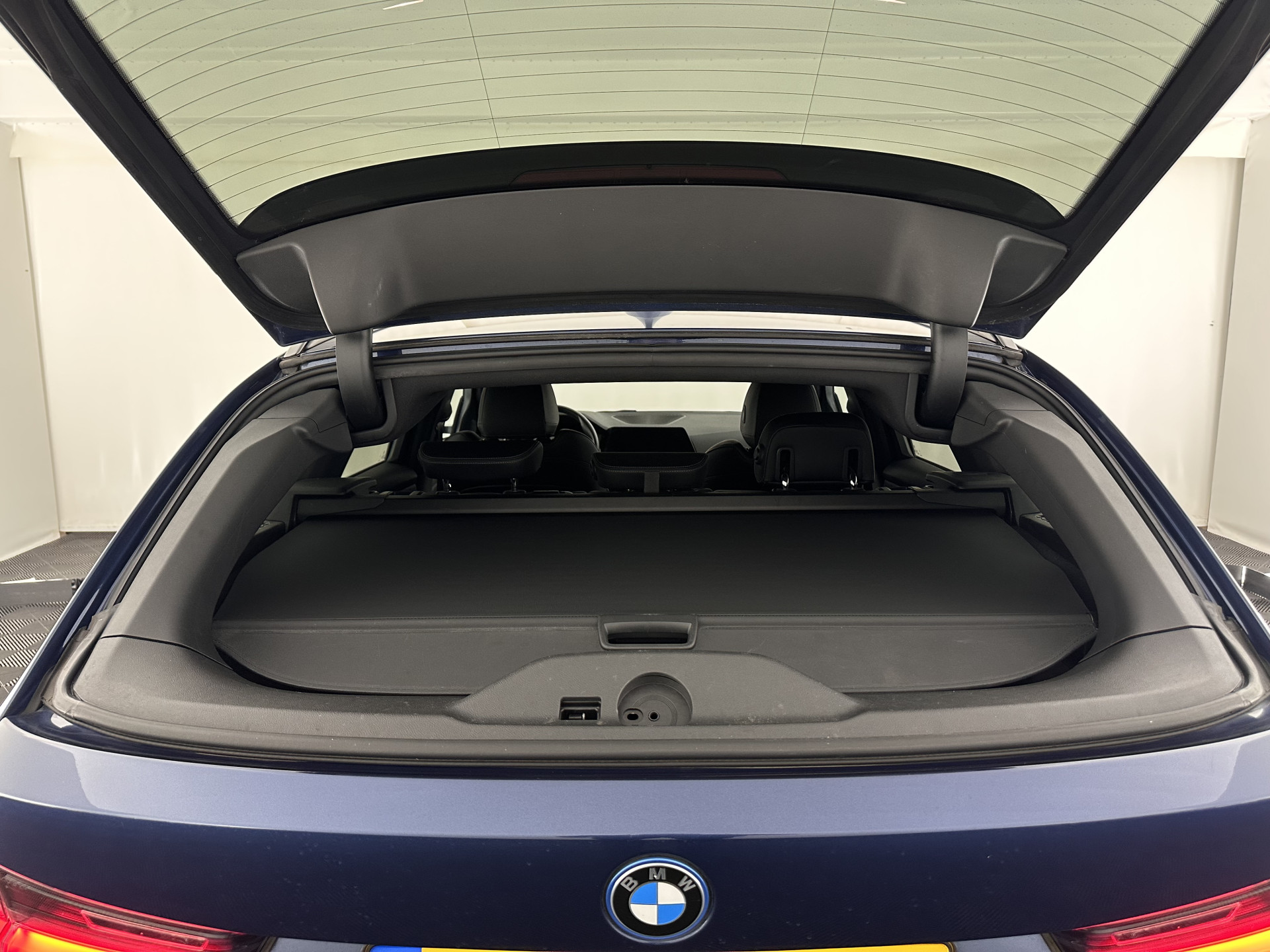 BMW 3-serie Touring 320e Business Edition Plus [Plug-In] (INCL-BTW) Aut. *LEATHER | FULL-LED | HEATED-SPORTSEATS | DIGI-COCKPIT | HIFI-SOUND | NAVI-FULLMAP | PRIVACYGLASS | PDC | AMBIENTLIGHT | DAB | KEYLESS | TOWBAR | 17"ALU* *