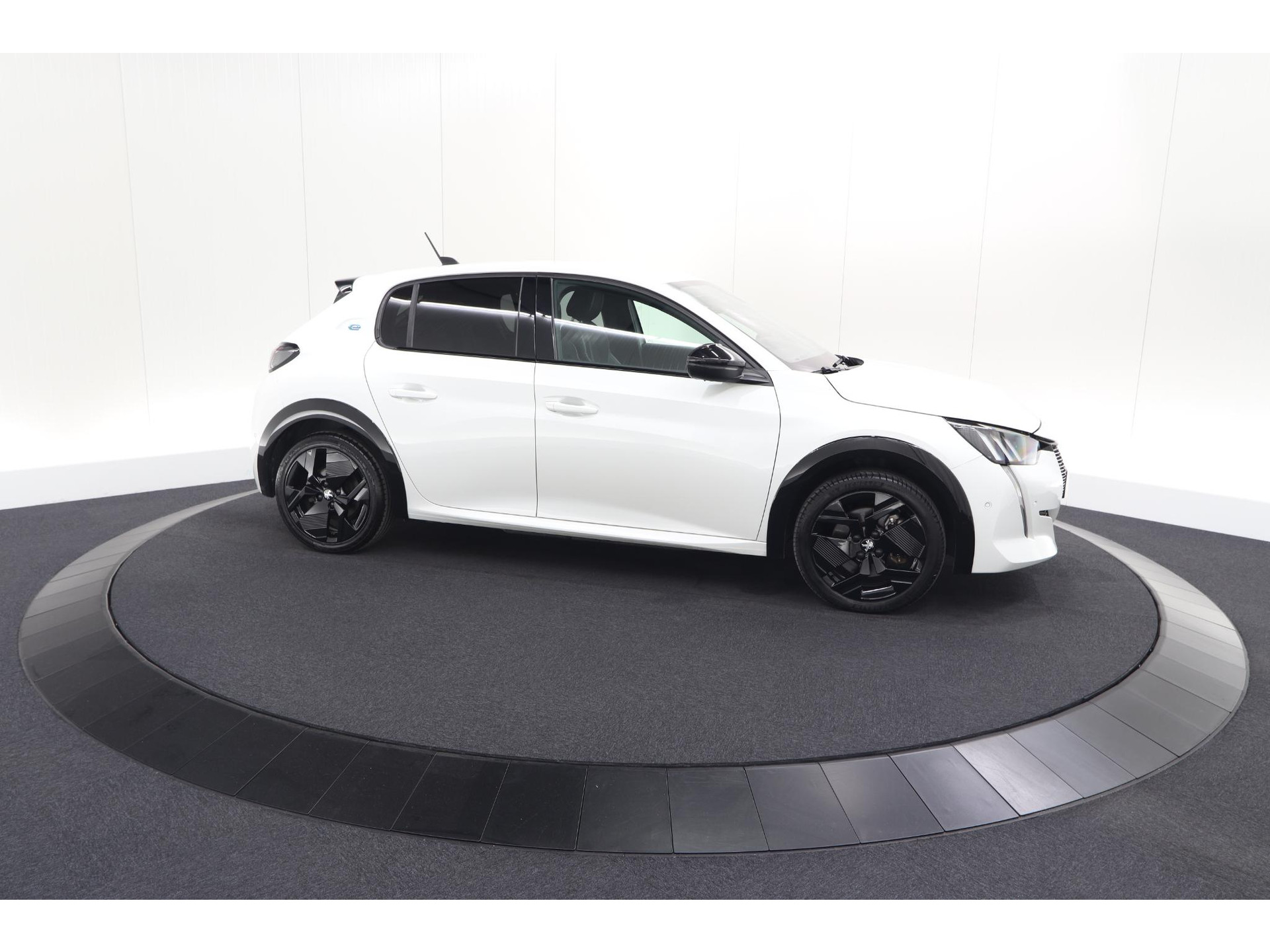 Peugeot e-208 EV GT 50 kWh | 93,7% SOH | Black Pack | Dodehoekdetectie | Camera | Apple Carplay