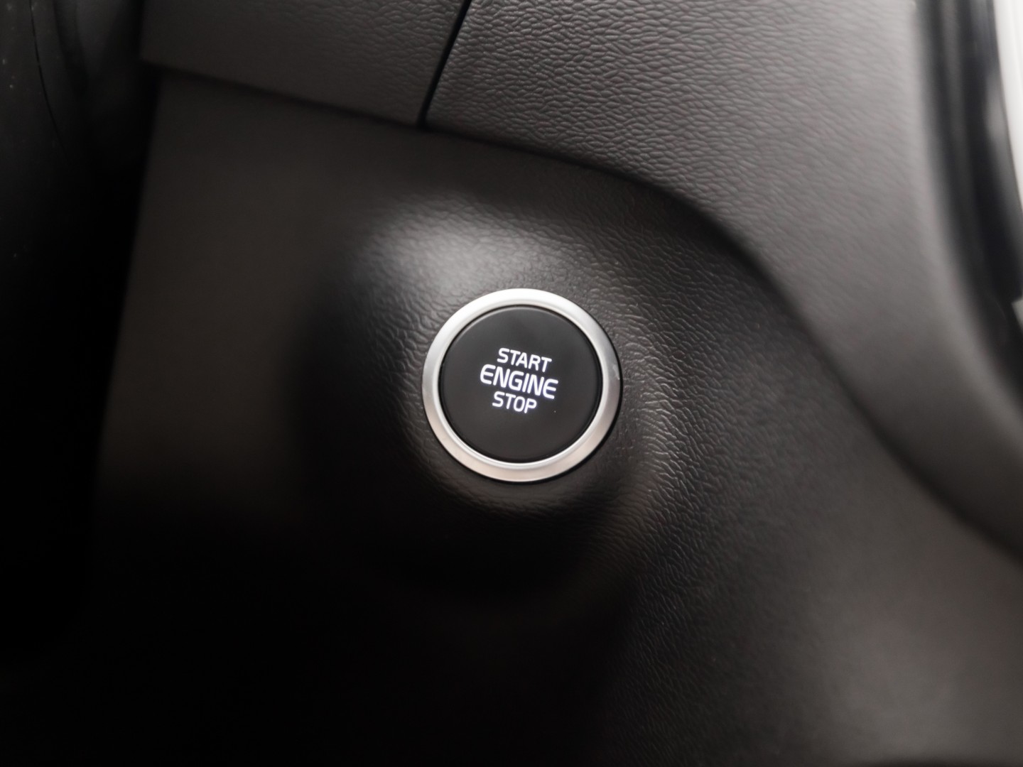 Volvo XC40 1.5 T4 Recharge Inscription 211Pk Automaat (APPLE CARPLAY, STUUR/STOELVERWARMING, MEMORY SEATS, CAMERA, STOELVERWARMING ACHTER, KEYLESS, GETINT GLAS, ELEK ACHTERKLEP, ZWART HEMEL, NIEUWSTAAT)