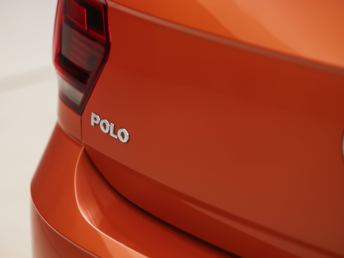 Volkswagen Polo 1.0 TSI Sport Automaat (VIRTUAL COCKPIT, ZWART HEMEL, GROOT NAVI, TREKHAAK, LEDER, SPORTSTOELEN, GETINT GLAS, LM VELGEN, ADAPTIVE CRUISE, NIEUWSTAAT)