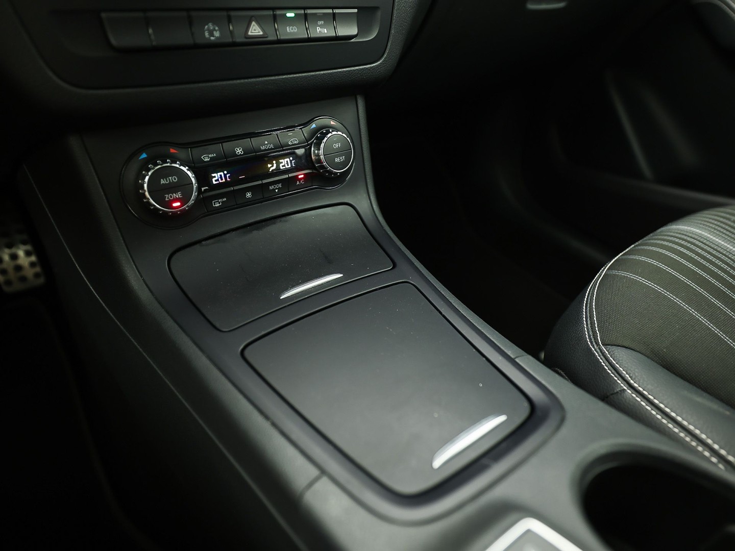 Mercedes-Benz B-Klasse 180 Sport Automaat (PANORAMADAK, GROOT NAVI, CLIMATE, SPORTSTOELEN, LEDER, XENON, CRUISE, NIEUWE APK, NIEUWSTAAT)