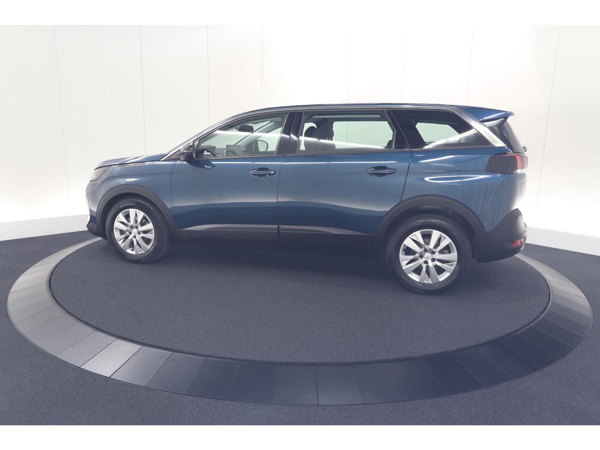 Peugeot 5008 PureTech 130 EAT8 Active Pack | 7 Zitplaatsen | Apple Carplay | Parkeersensoren | Navigatie