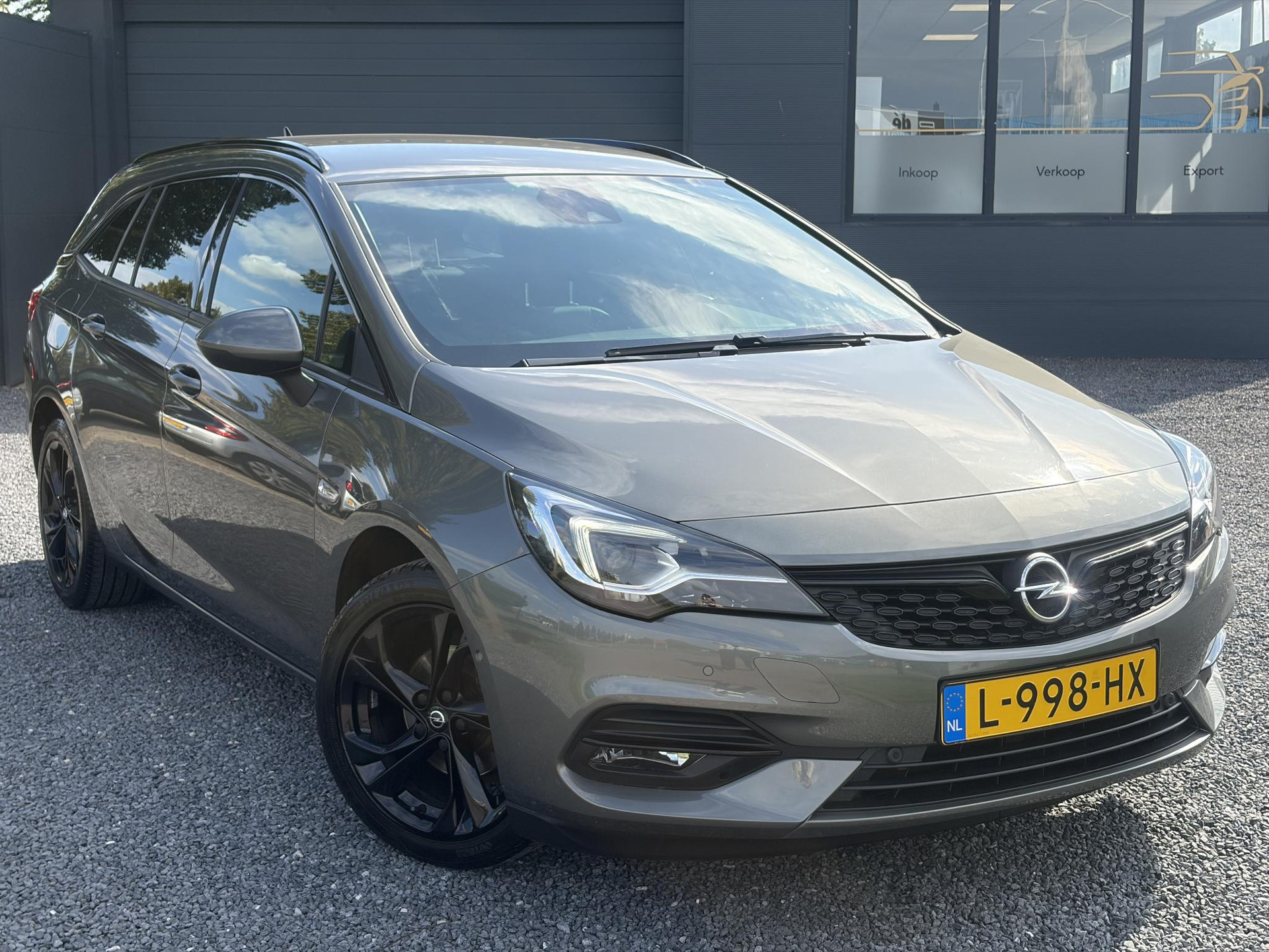 Opel Astra Sports Tourer 1.2 Ultimate ✓146pk✓Carplay✓Camera✓Stoelverw✓Stuurverw✓Keyless✓Pdc V+A✓Alcantara-Leder✓Clima✓Cruise✓6 Bak✓Rijstrooksensor✓Dodehoeksensor✓17''Lm velgen✓N.A.P✓Apk tot 11-2028