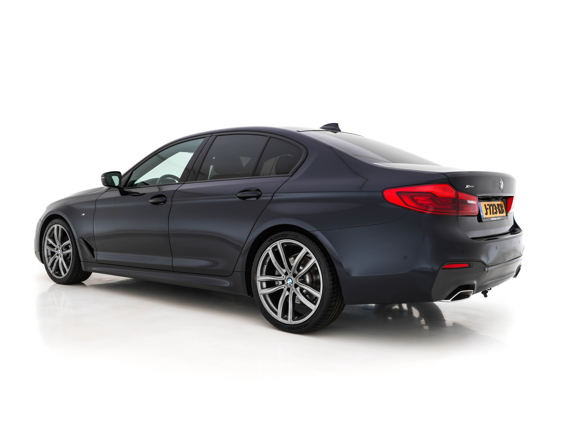 BMW 5-serie 520d xDrive M-Sport-Pack High Executive (INCL-BTW) Aut. *PANO | LUXURY-LEATHER | FULL-LED | HEAD-UP | DIGI-COCKPIT | NAVI-FULLMAP | TOP-VIEW | MEMORY-PACK | ECC | AMBIENT-LIGHT | PDC | CRUISE | SHIFT-PADDLES | TOWBAR  | 20''ALU*