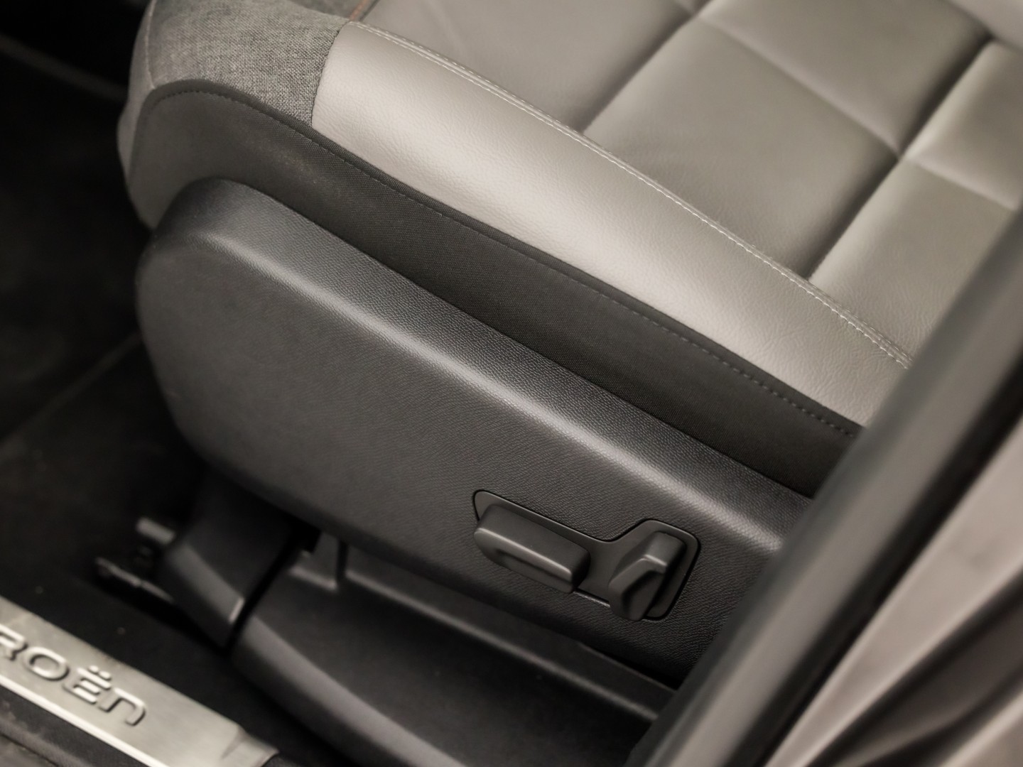 Citroën C5 Aircross 1.6 Plug-in Hybrid 225 Deluxe Sport 225Pk Automaat (APPLE CARPLAY, SOH 93%, GROOT NAVI, 360 CAMERA, GETINT GLAS, ELEK SPORTSTOELEN, LEDER, STOELVERWARMING, ADAPTIVE CRUISE, NIEUWSTAAT)