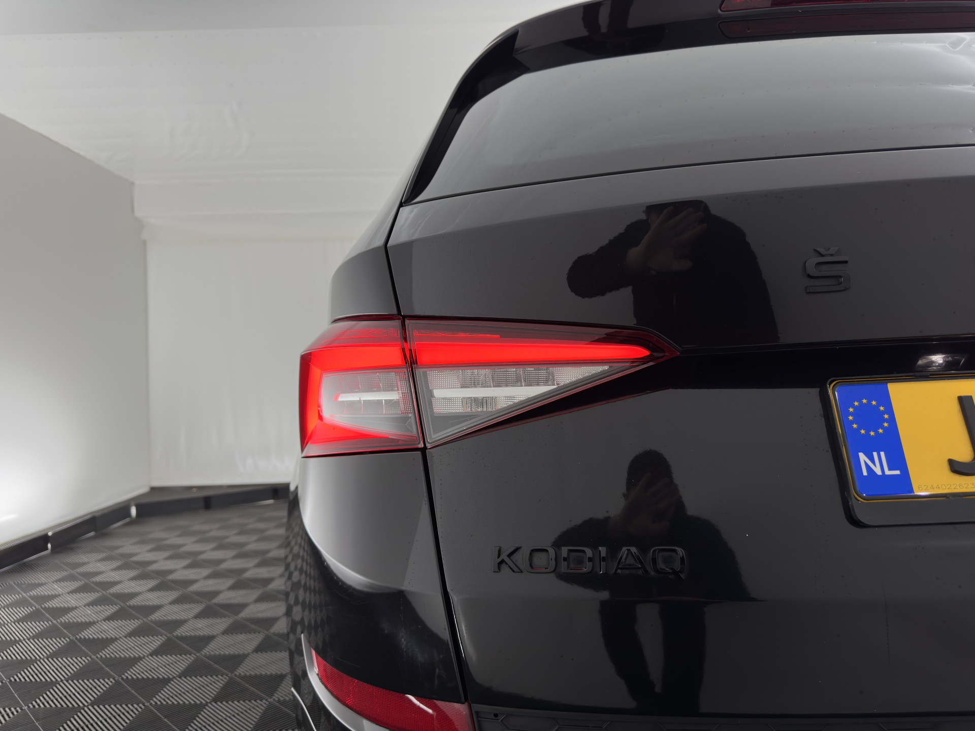 ŠKODA Kodiaq 1.5TSI Sportline (INCL-BTW) Aut. *PANO | 20" ALU | TOW BAR | LEATHER-MICROFIBRE | FULL-LED | MEMORY-PACK | SPORTSEATS | SHIFT-PADDLES | ADAPTIVE-CRUISE | DIGI-COCKPIT | NAVI-FULLMAP | CANTON-AUDIO | DAB | AMB