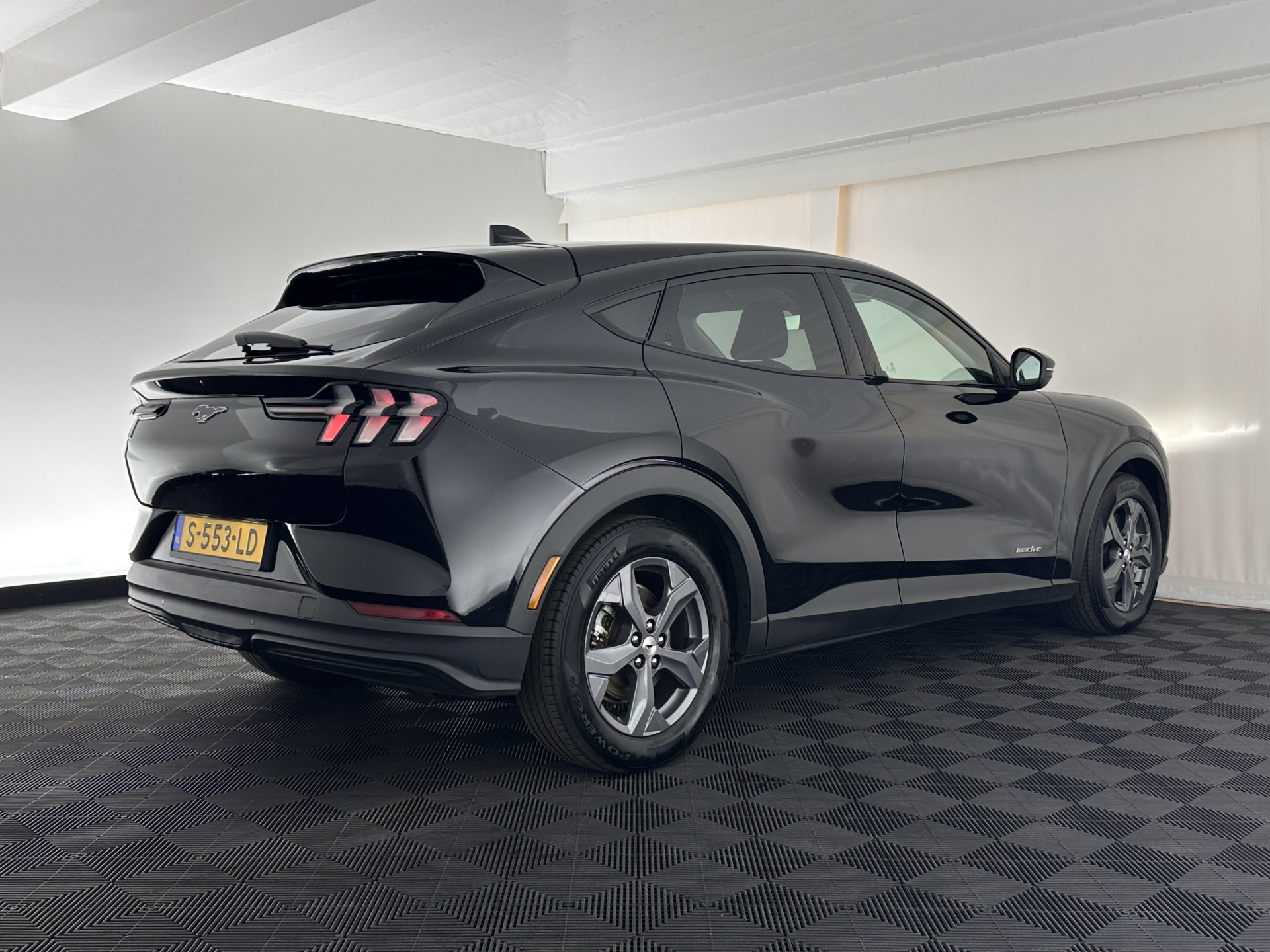 Ford Mustang Mach-E RWD 75 kWh [ 3-Fase-11kW] {SOH-89%} (INCL-BTW) *LEATHER | FULL-LED | DAB | DIGI-COCKPIT | KEYLESS | NAVI-FULLMAP | CARPLAY | HEATED-COMFORTSEATS | TOPVIEW | ADAPTIVE-CRUISE | PRIVACYGLASS | 18'' ALU*