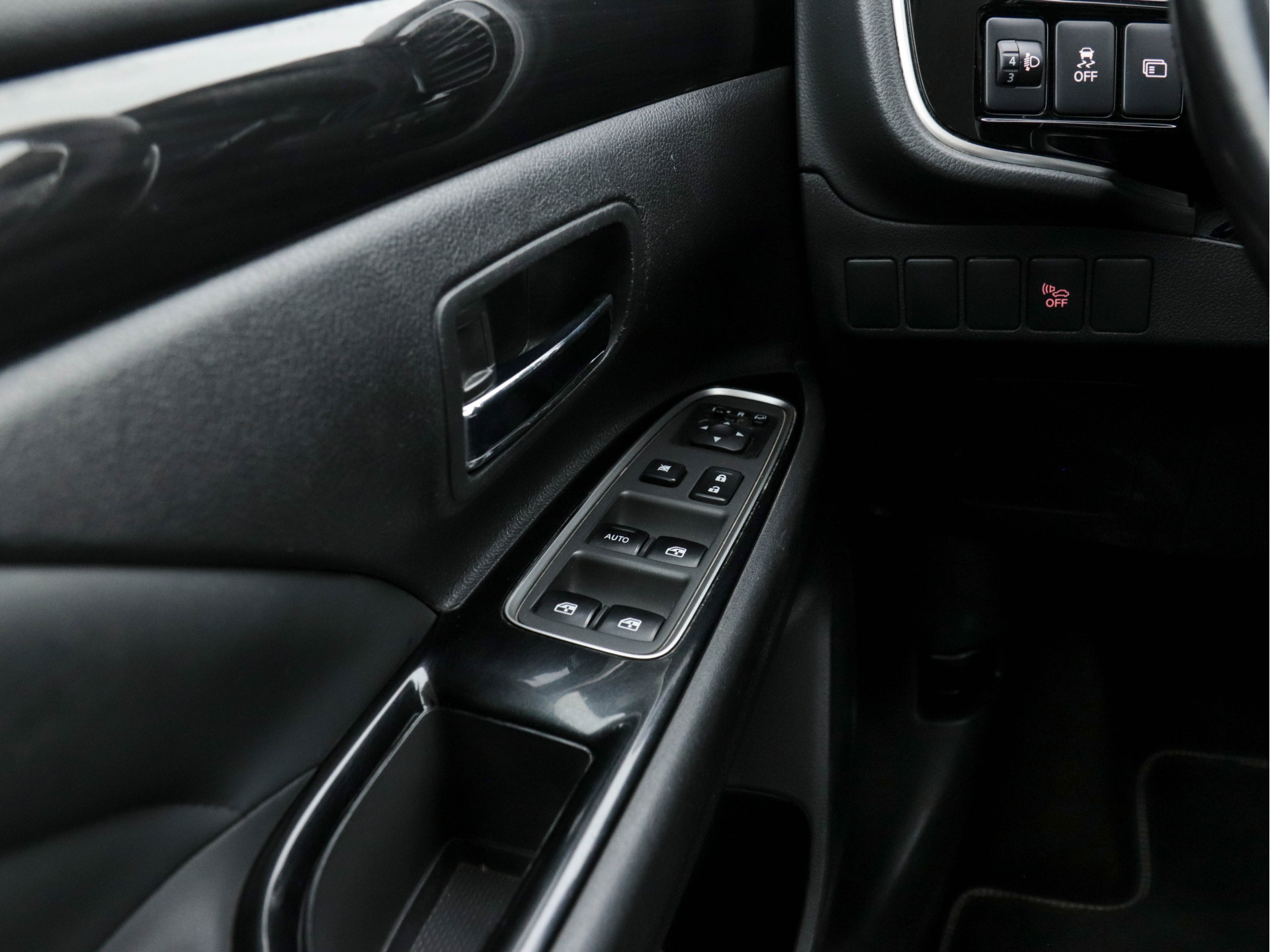 Mitsubishi Outlander 2.0 Plug-in Hybrid AWD (INCL-BTW)  *MICROFIBRE-LEATHER | NAVI-FULLMAP | KEYLESS | DAB | CAMERA | ECC | CRUISE | CARPLAY | PRIVACY-GLASS | TOWBAR | SHIFT-PADDLES | 16"ALU*