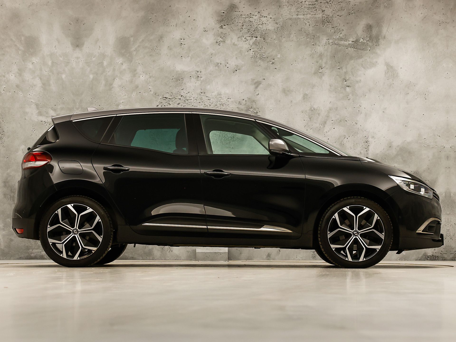 Renault Scénic 1.3 TCe Intens Sport (APPLE CARPLAY, NAVIGATIE, CAMERA, CLIMATE, LEDER, SPORTSTOELEN, GETINT GLAS, CRUISE, NIEUWSTAAT)