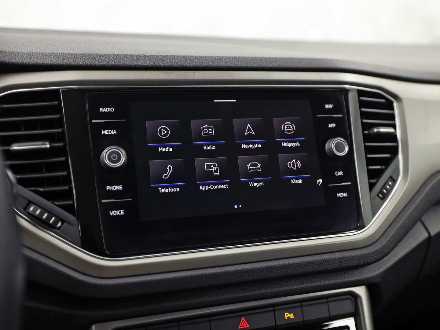 Volkswagen T-Roc 1.0 TSI Sport (APPLE CARPLAY, 1e EIGENAAR, GROOT NAVI, LM VELGEN, SPORTSTOELEN, PARKEERSENSOREN, ADAPTIVE CRUISE, NIEUWSTAAT)
