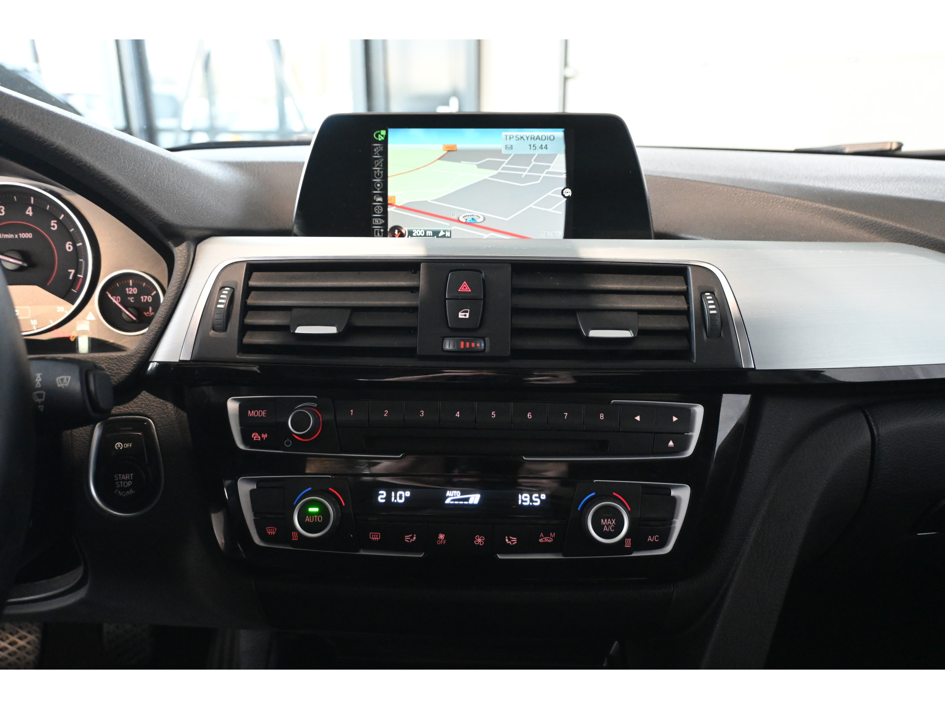 BMW 3-serie Touring 318i Luxury Clima Navigatie LED Panoramadak 18'Inch Goed Onderhouden! Inruil Mogelijk!