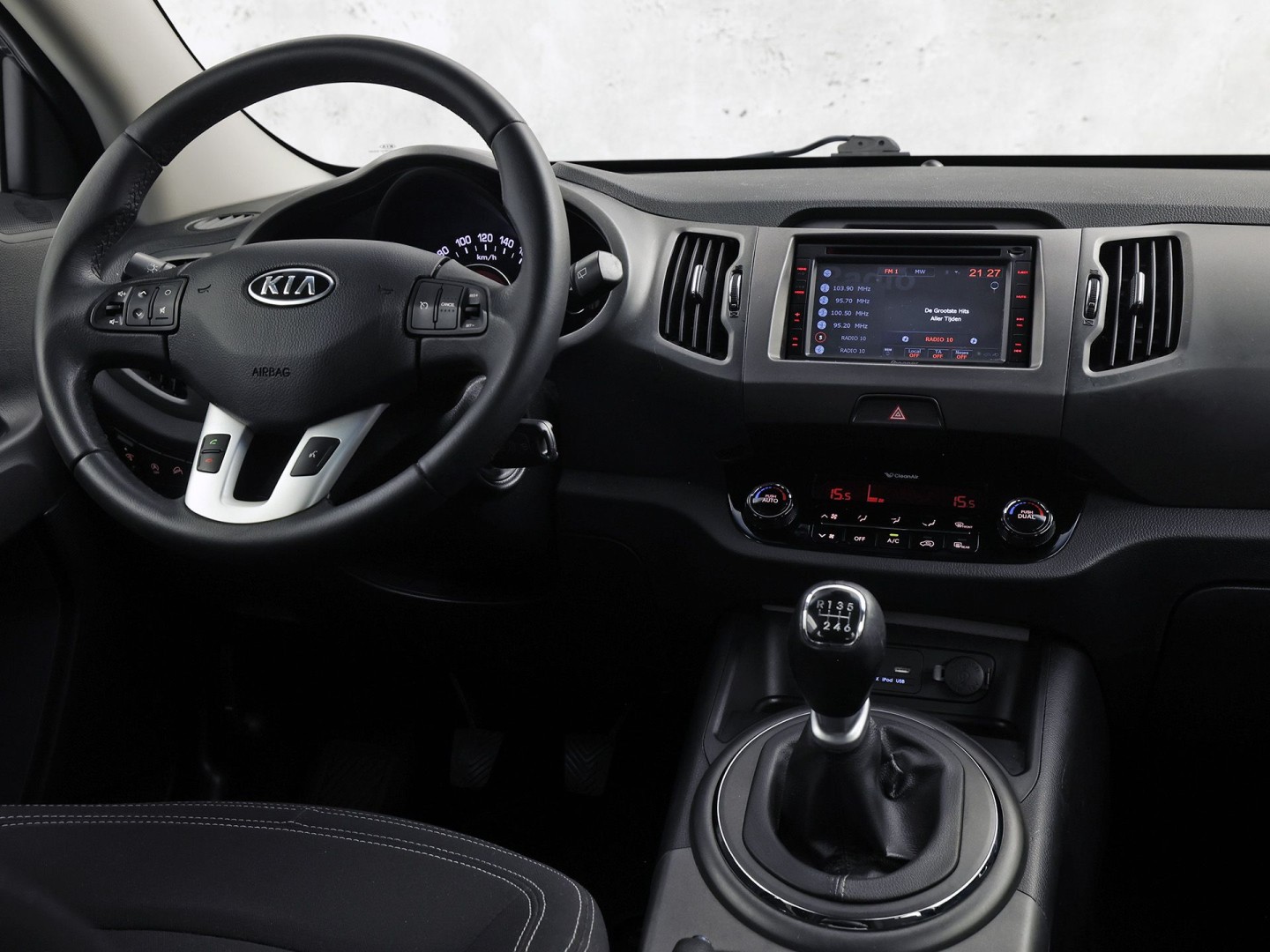 Kia Sportage 1.6 GDI SportPack (SCHERM, CLIMATE, GETINT GLAS, SPORTSTOELEN, TREKHAAK, PARKEERSENSOREN, CRUISE, NIEUWE APK, NIEUWSTAAT)
