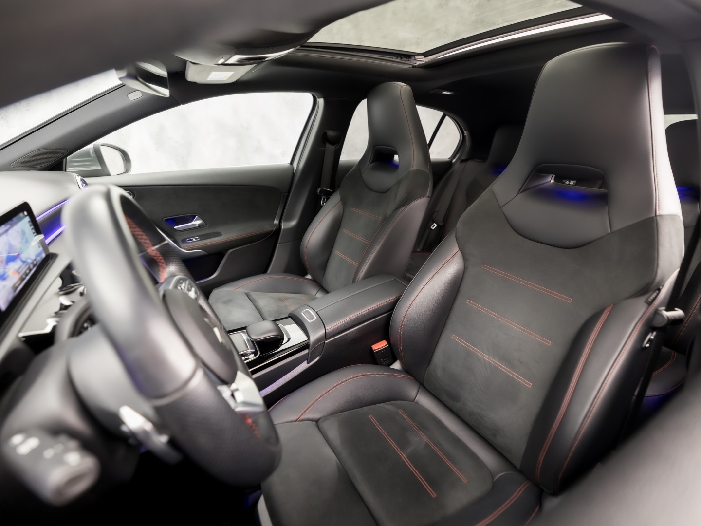 Mercedes-Benz A-Klasse 200 AMG Sport 163Pk Automaat (PANORAMADAK, GROOT NAVI, SFEERVERLICHTING, CAMERA, STOELVERWARMING, SPORTSTOELEN, GETINT GLAS, LEDER/ALCANTARA, NIEUWSTAAT)