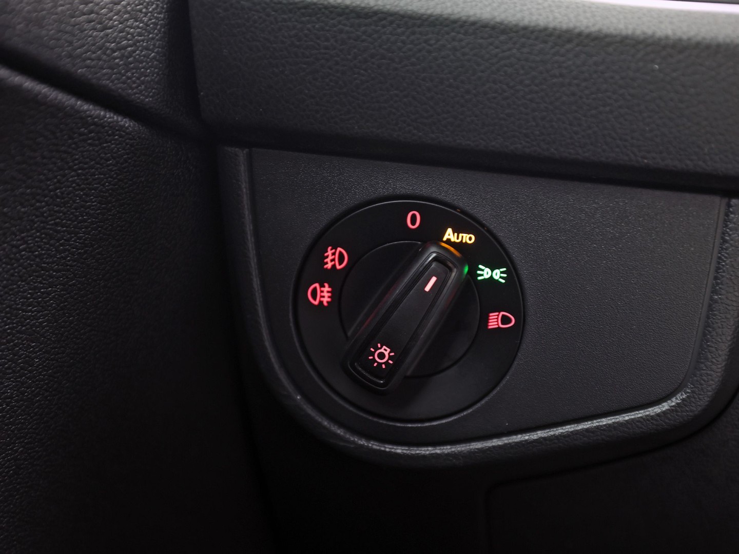 Volkswagen Polo 1.0 TSI Sportline Automaat (VIRTUAL COCKPIT, APPLE CARPLAY, GROOT NAVI, CLIMATE, CAMERA, STOELVERWARMING, SPORTSTOELEN, GETINT GLAS, KEYLESS START, ADAPTIVE CRUISE, NIEUWSTAAT)