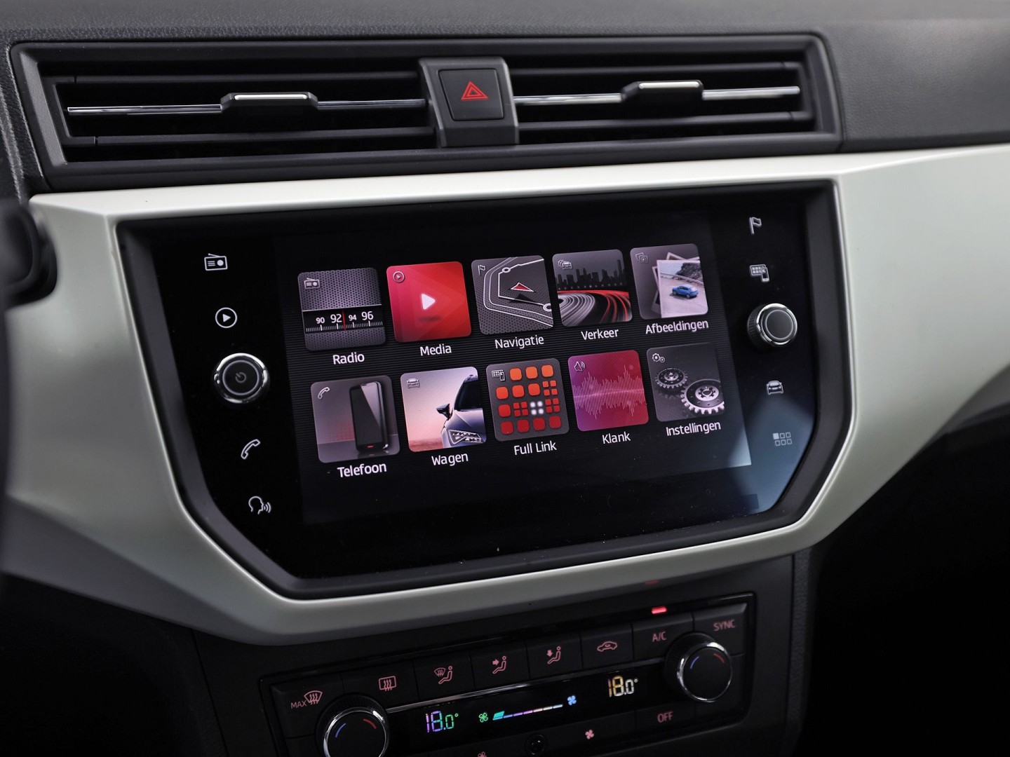 SEAT Arona 1.0 TSI Sport (APPLE CARPLAY, GROOT NAVI, CLIMATE, ZWART HEMEL, SPORTSTOELEN, PARKEERSENSOREN, ELEK PAKKET, CRUISE, NIEUWSTAAT)