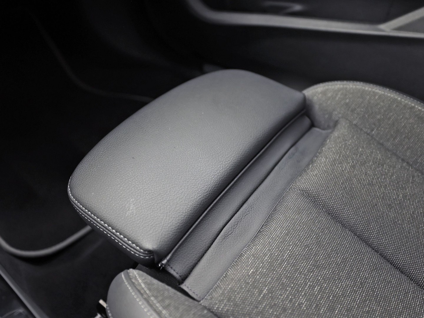 BMW 1 Serie 118i Sport Automaat (APPLE CARPLAY, DEALER ONDERHOUDEN, GROOT NAVI, CAMERA, STUUR/STOELVERWARMING, SPORTSTOELEN, TREKHAAK, GETINT GLAS, ELEK ACHTERKLEP, NIEUWSTAAT)