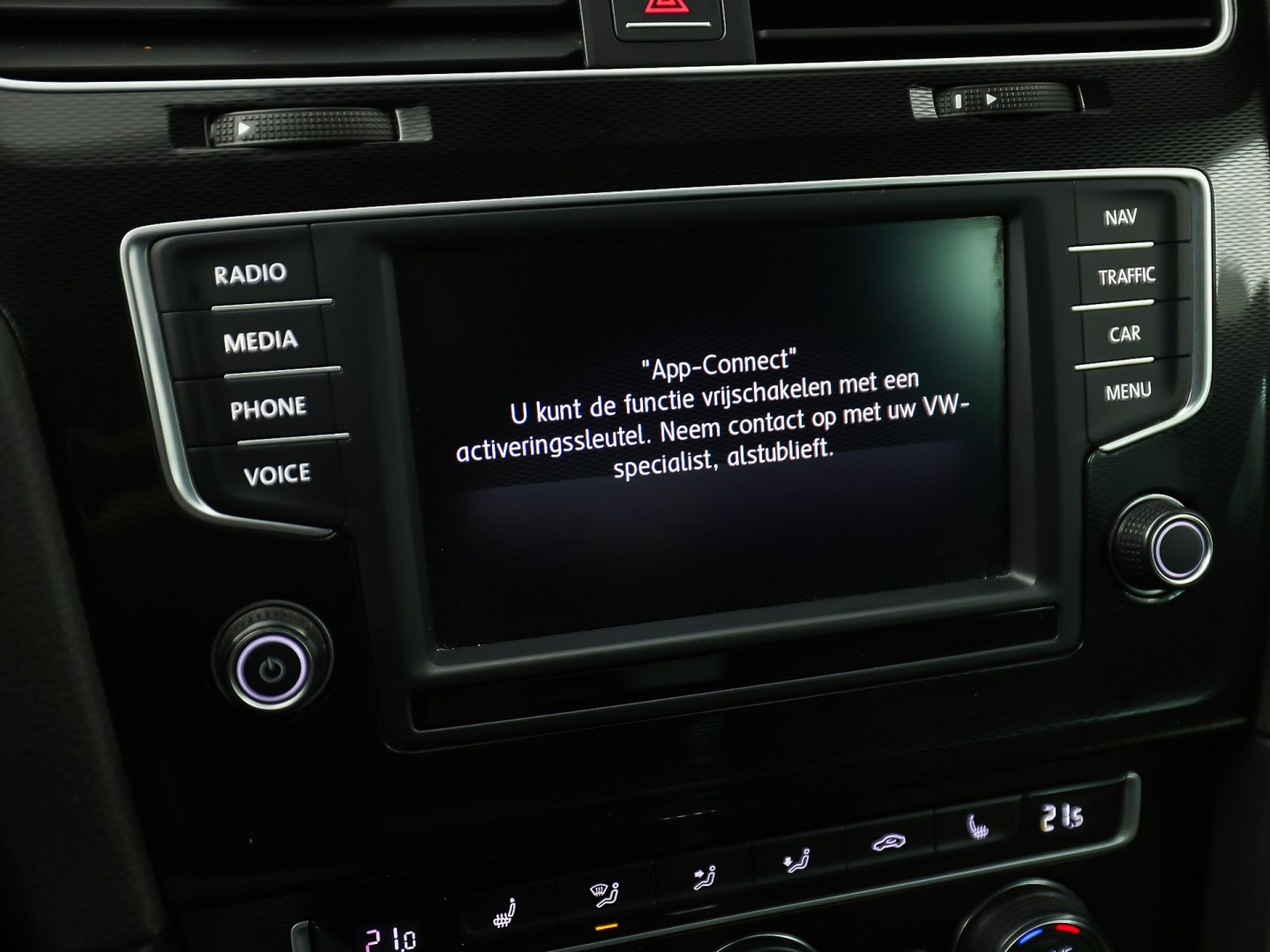 Volkswagen Golf 2.0 TSI GTI 220Pk Automaat (NAVIGATIE, CLIMATE, LEDER, STOELVERWARMING, SPORTSTOELEN, GETINT GLAS, XENON, NIEUWSTAAT)
