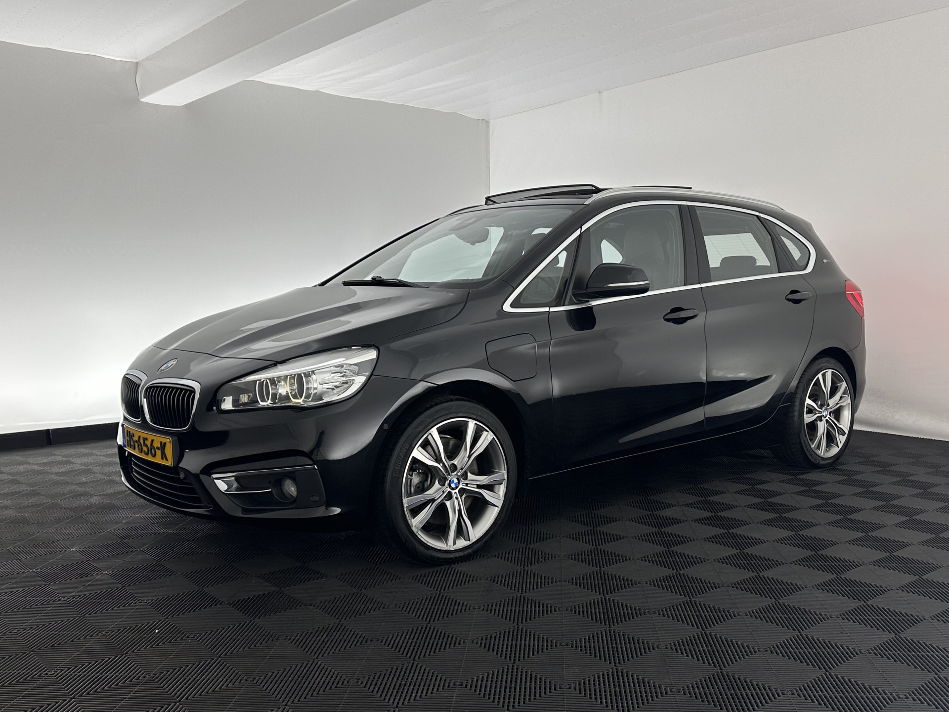 BMW 2-serie Active Tourer 225xeHigh Executive Centennial (Plug-In) Aut. *PANO | LEATHER | FULL-LED | ADAPTIVE-CRUISE | HEATED-SPORTSEATS | NAVI-FULLMAP | HIFI-SOUND | KEYLESS | PRIVACY-GLASS | PDC | TOWBAR | 18''ALU*