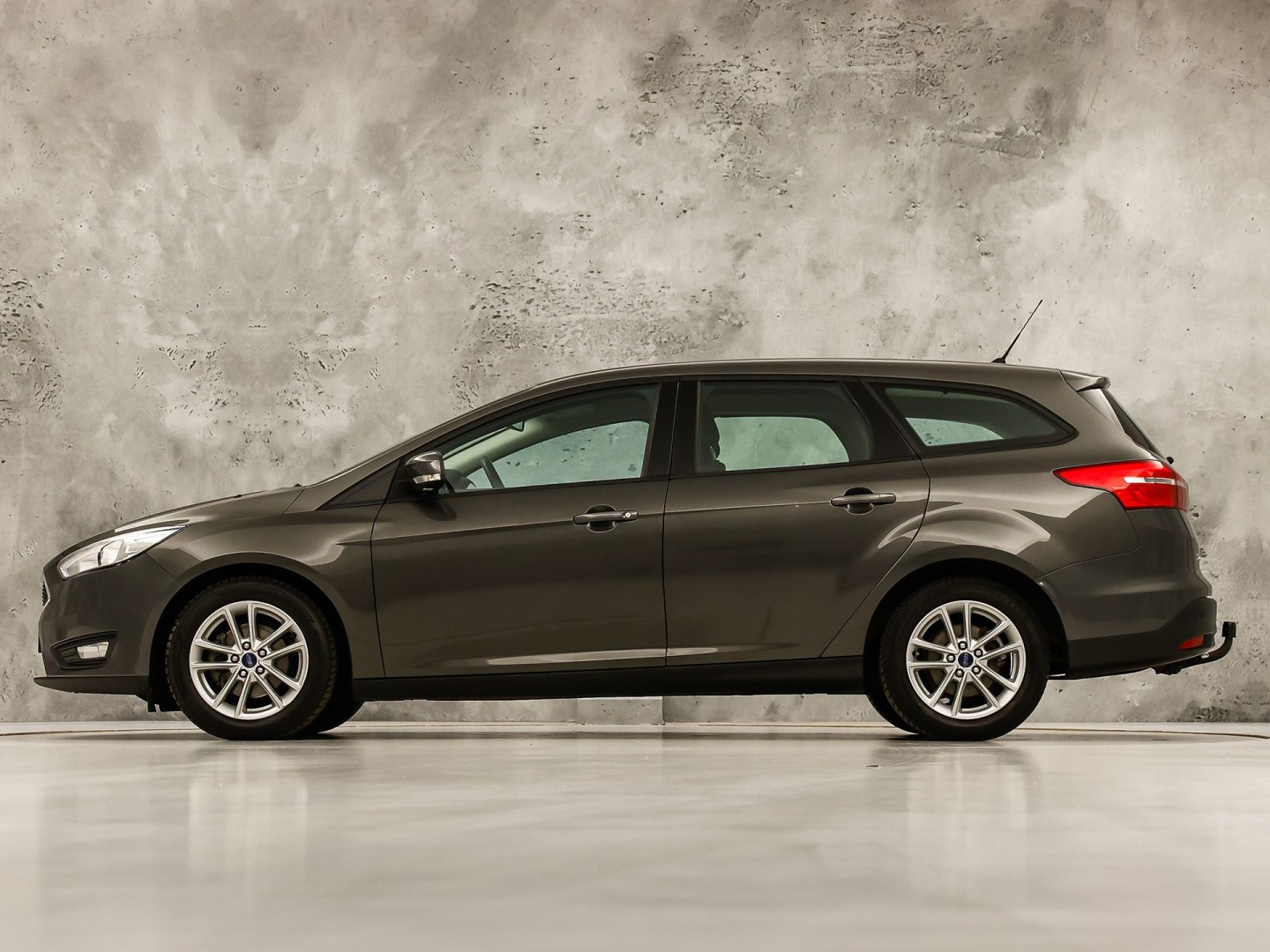 Ford Focus Wagon 1.0 Sport (APPLE CARPLAY, GROOT NAVI, CAMERA, CLIMATE, SPORTSTOELEN, TREKHAAK, CRUISE, NIEUWSTAAT)