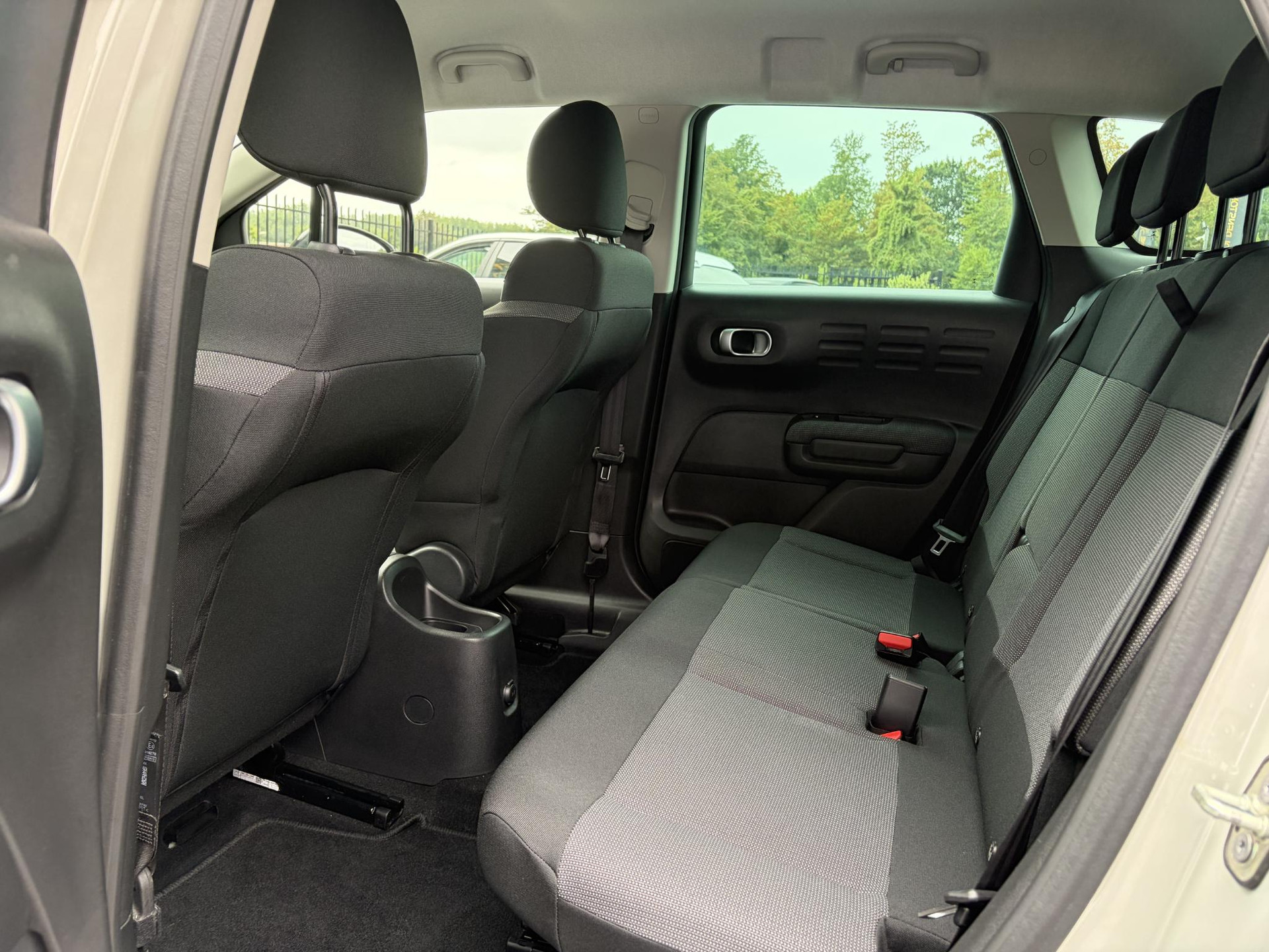 Citroen C3 Aircross 1.2 PureTech S&S Shine 1e Eigenaar l D-riem vv in 07-07-2025 l 360° Camera l Navi l Carplay l Net beurt gehad l Keyless l 17''Lmv l Rijstrooksensor l 110pk l Pdc V+A l 6 Bak l N.A.P l Apk tot 07-2027