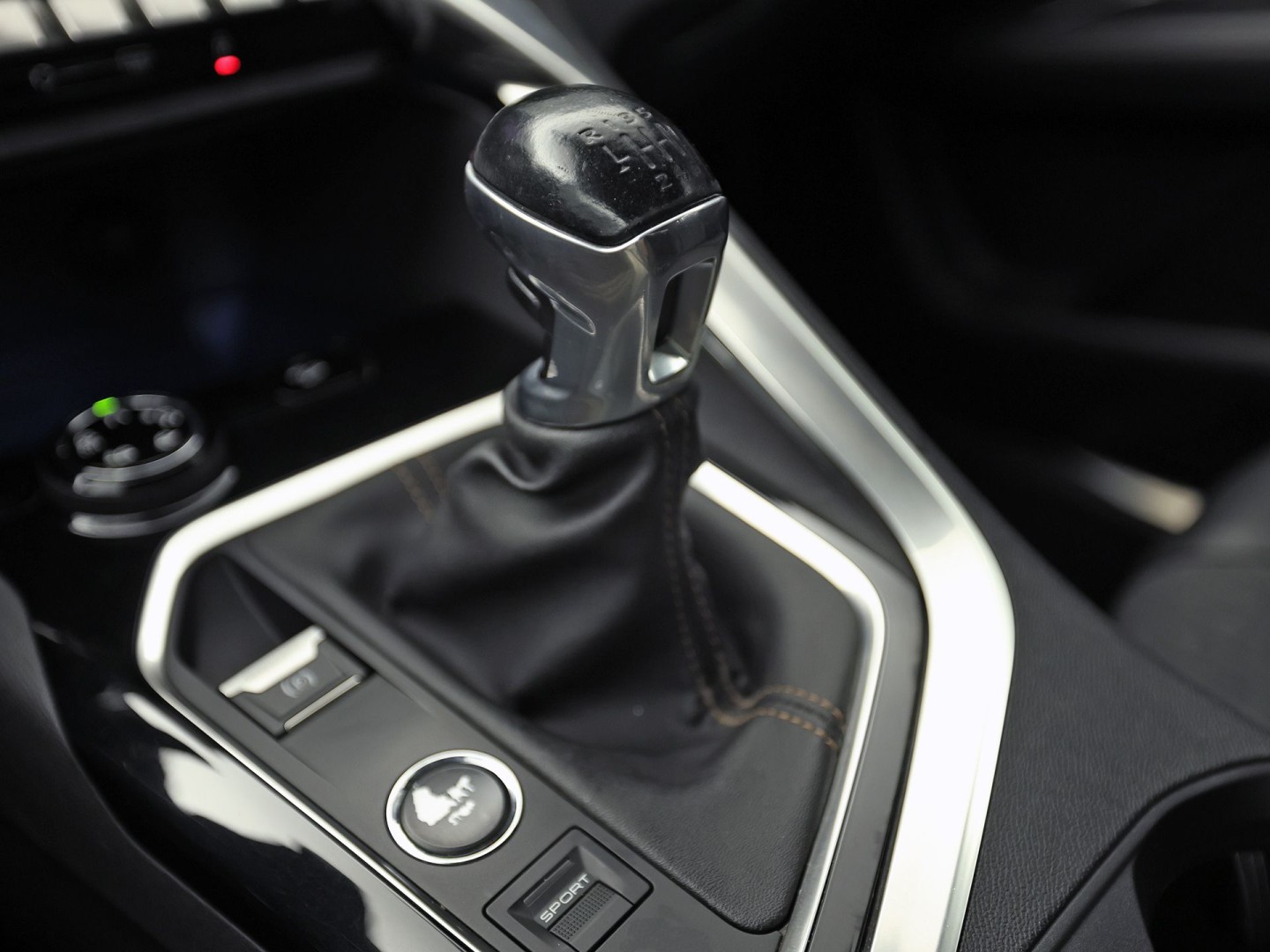Peugeot 3008 1.2 PureTech GT Line (PANORAMADAK, APPLE CARPLAY, KEYLESS, 360 CAMERA, SPORTSTOELEN, GETINT GLAS, LED KOPLAMPEN, DRIVE MODE, NIEUWSTAAT)