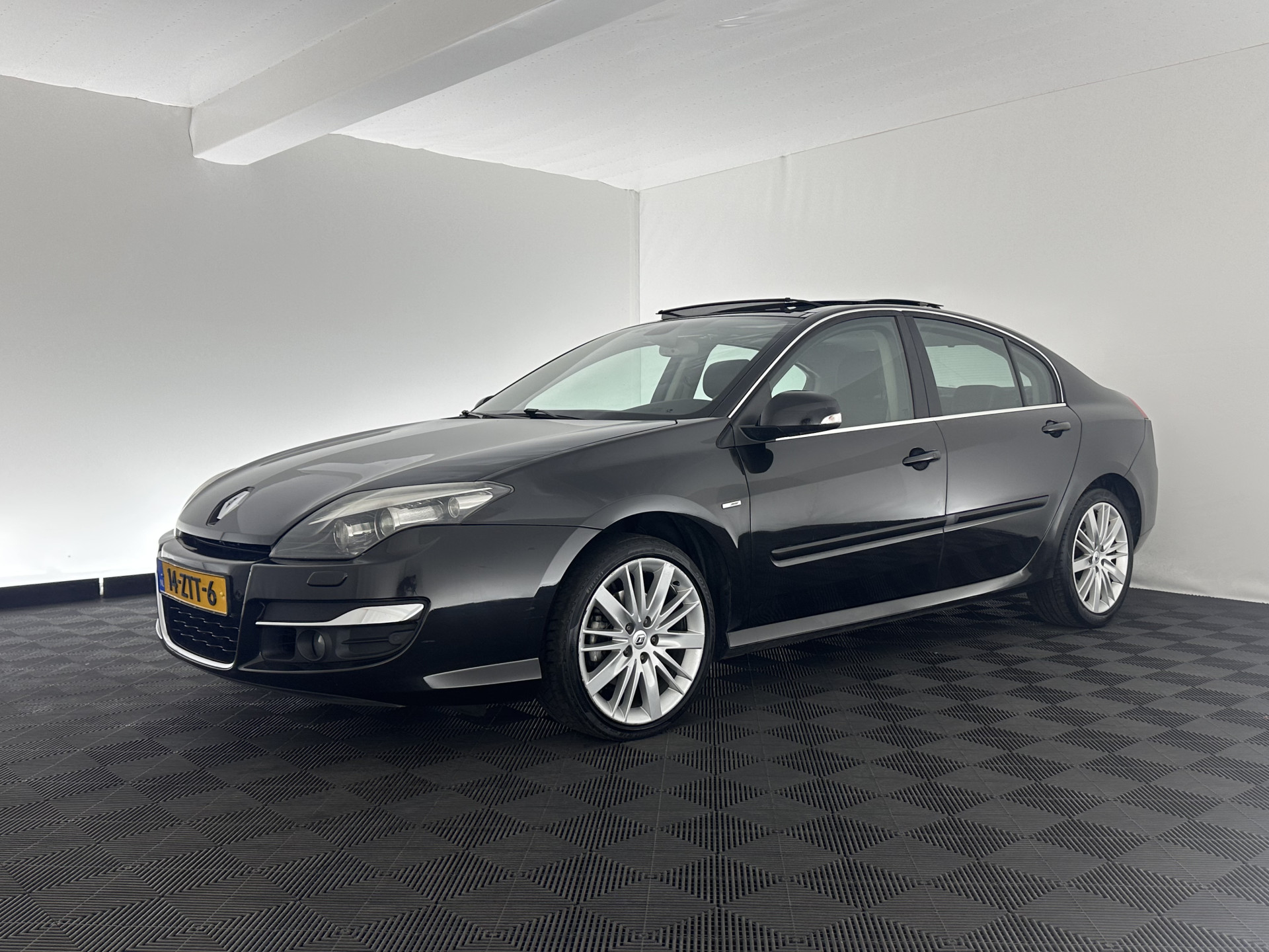 Renault Laguna 2.0 dCi S/S (INCL-BTW) *PANO | LEATHER-MICROFIBRE | BI-XENON | KEYLESS | NAVI-FULLMAP | COMFORT-SEATS | ECC | PDC | CRUISE | TOWBAR | 18''ALU*