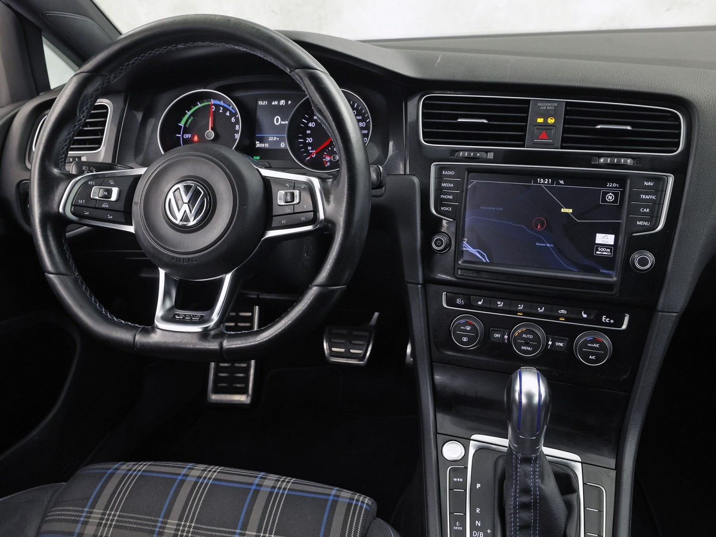 Volkswagen Golf 1.4 TSI GTE 204Pk Automaat (APPLE CARPLAY, NAVIGATIE, SOH 79,4%, CLIMATE, STOELVERWARMING, SPORTSTOELEN, GETINT GLAS, LED KOPLAMPEN, CRUISE, NIEUWSTAAT)