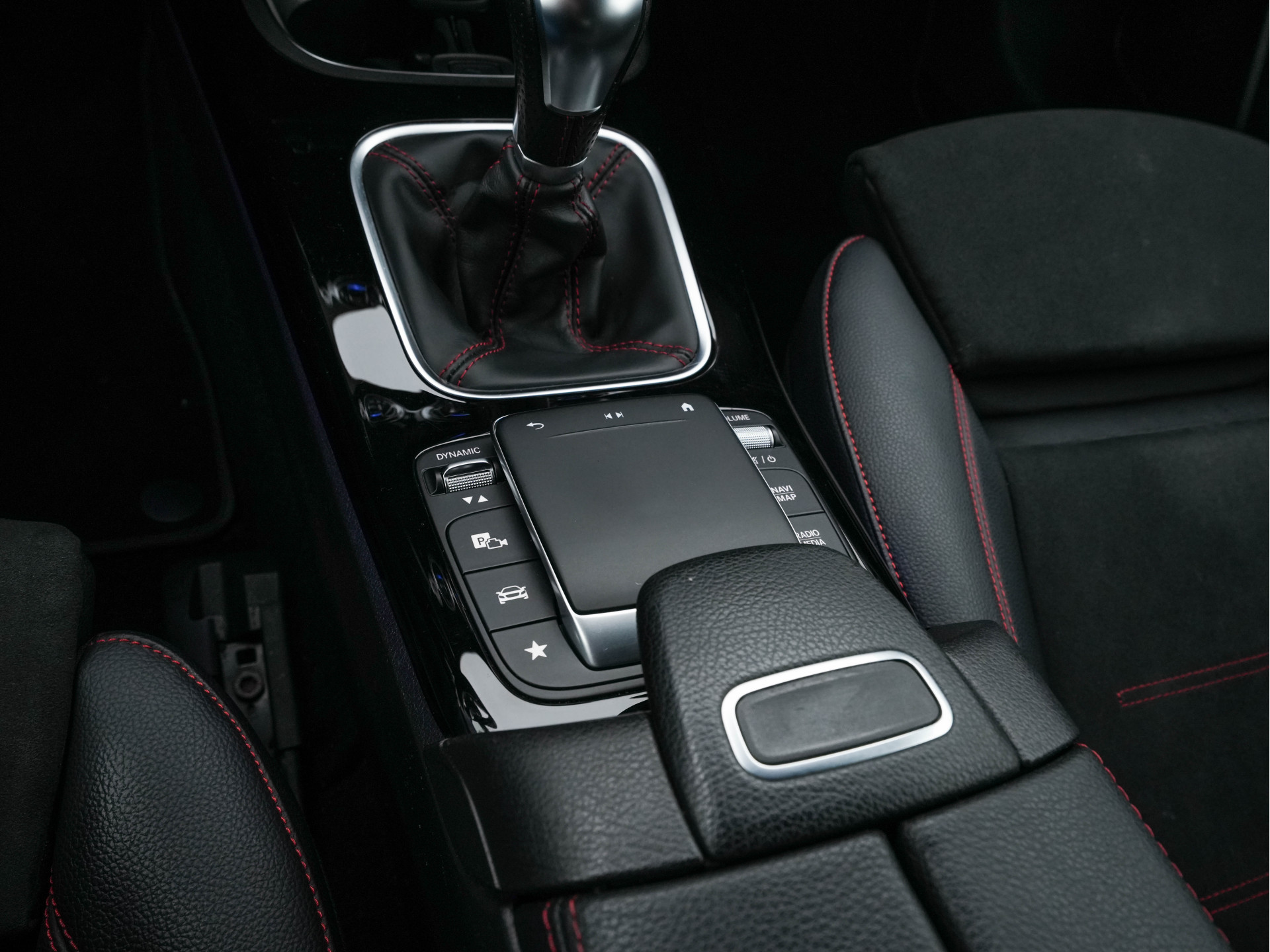 Mercedes-Benz A-klasse 160 AMG-Sportpack Business-Solution (INCL-BTW) *WIDESCREEN-DIGI-COCKPIT | FULL-LED | LEATHER-MICROFIBRE | CAMERA | DYNAMIC-SELECT | CRUISE | HEATED-SPORTSEATS | PRIVACY-GLASS | DAB | AMBIENT-LIGHT | 18"ALU*