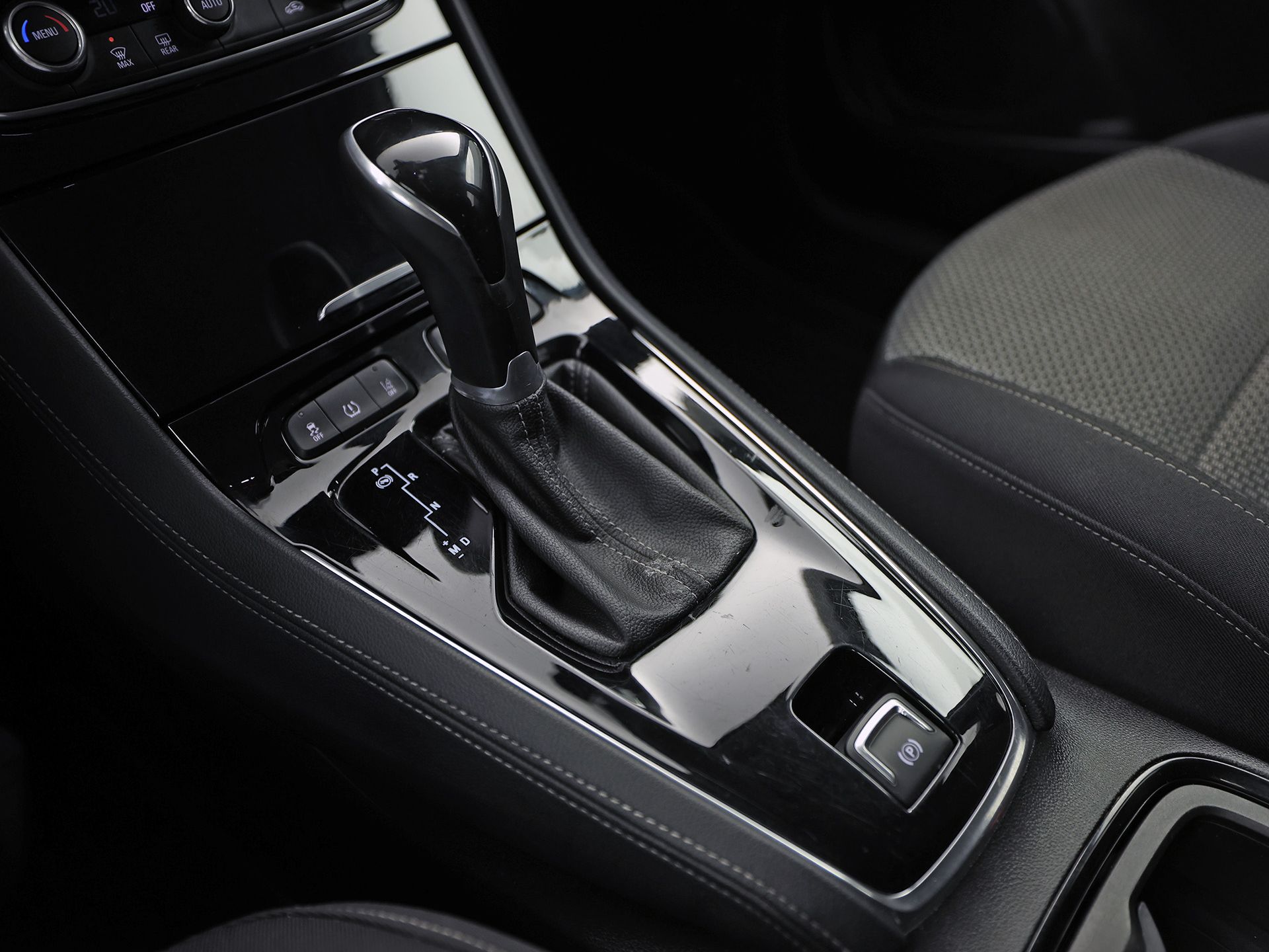 Opel Grandland X 1.2 Turbo Sport Automaat (APPLE CARPLAY, GROOT NAVI, CLIMATE, STUUR/STOELVERWARMING, SPORTSTOELEN, PARKEERSENSOREN, GETINT GLAS, CRUISE, NIEUWSTAAT)