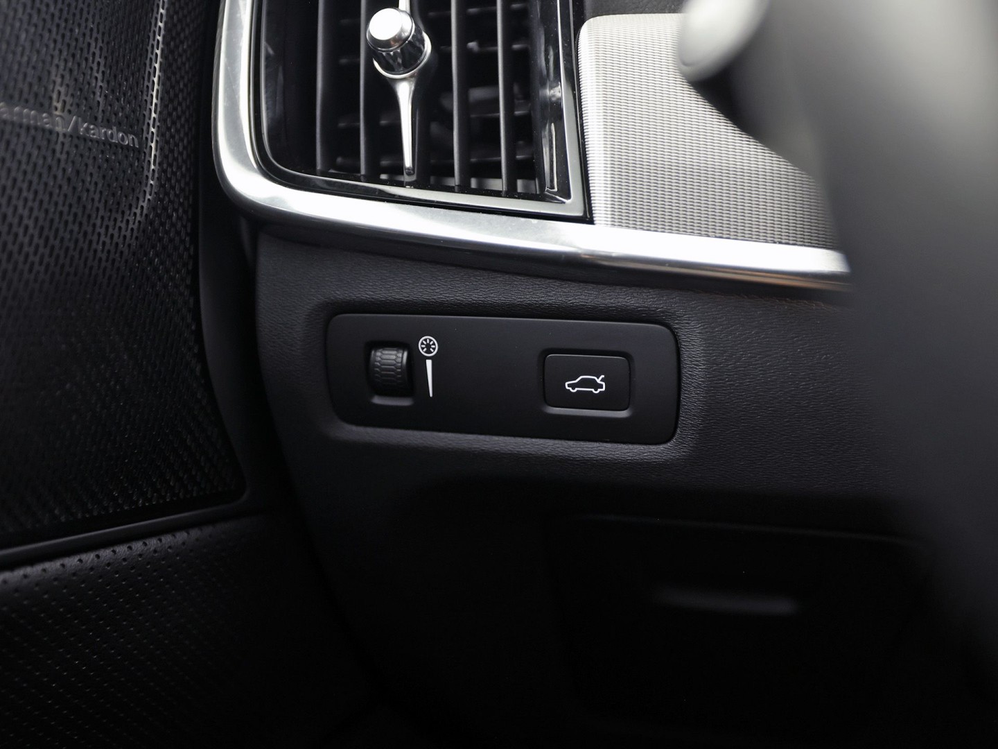 Volvo V90 2.0 T4 R-Design Automaat 190Pk (PANORAMADAK, HARMAN/KARDON, MEMORY SEATS, APPLE CARPLAY, GETINT GLAS, CAMERA, STOELVERWARMING, LEDER, NIEUWE APK, NIEUWSTAAT)