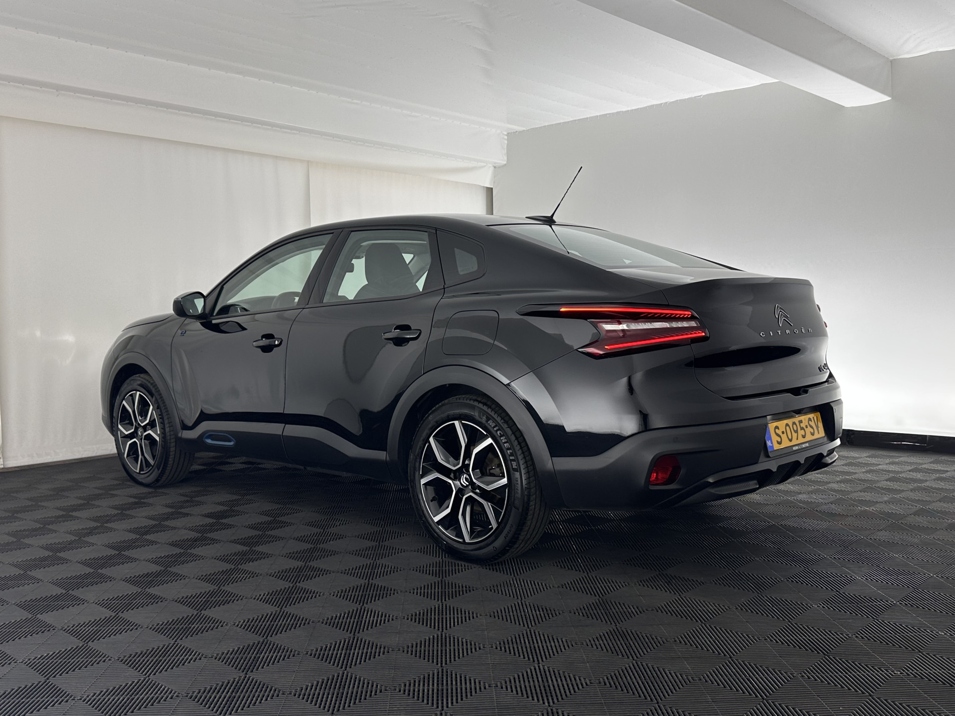 Citroën Ë-C4 X Feel Pack 50 kWh [ 3-Fase ] (INCL.BTW) *FULL-LED | LEATHER-FABRIC | DIGI-COCKPIT | DAB | COMFORT-SEATS | CAMERA | ECC | PDC | CRUISE | 18''ALU*