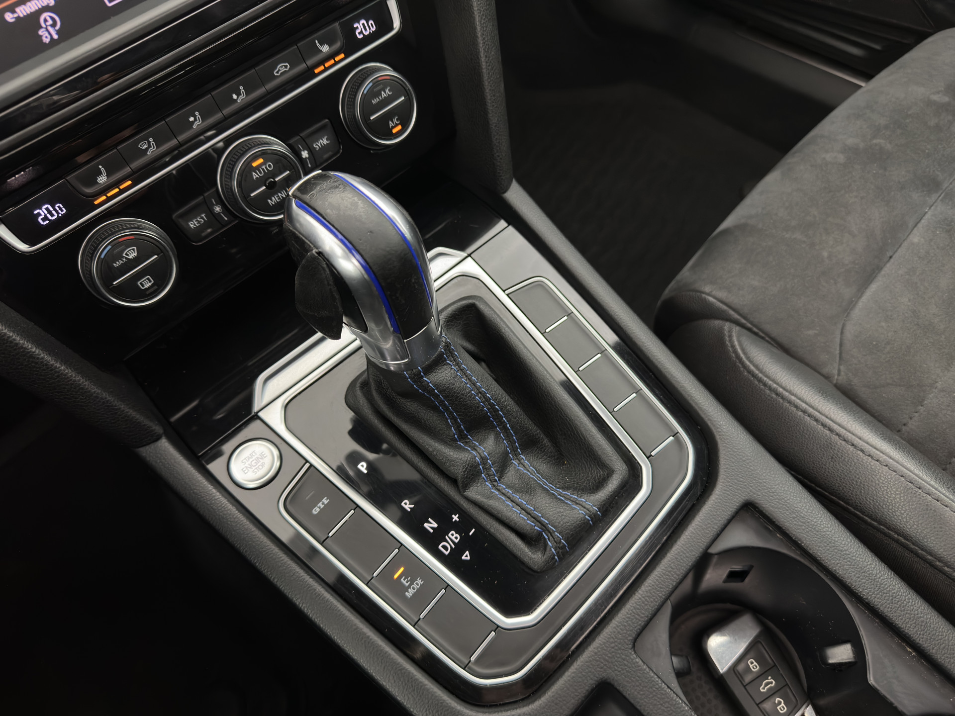 Volkswagen Passat Variant 1.4 TSI GTE Highline Plug-in Aut. *PANO | LEATHER-ALCANTARA | FULL-LED | CAMERA | NAVI-FULLMAP | ADAPTIVE-CRUISE | HEATED-ERGONOMIC-SPORTSEATS | KEYLESS | PDC | ECC | PRIVACY-GLASS | TOWBAR | AMBIENT-LIGHT | KEYLESS | ..