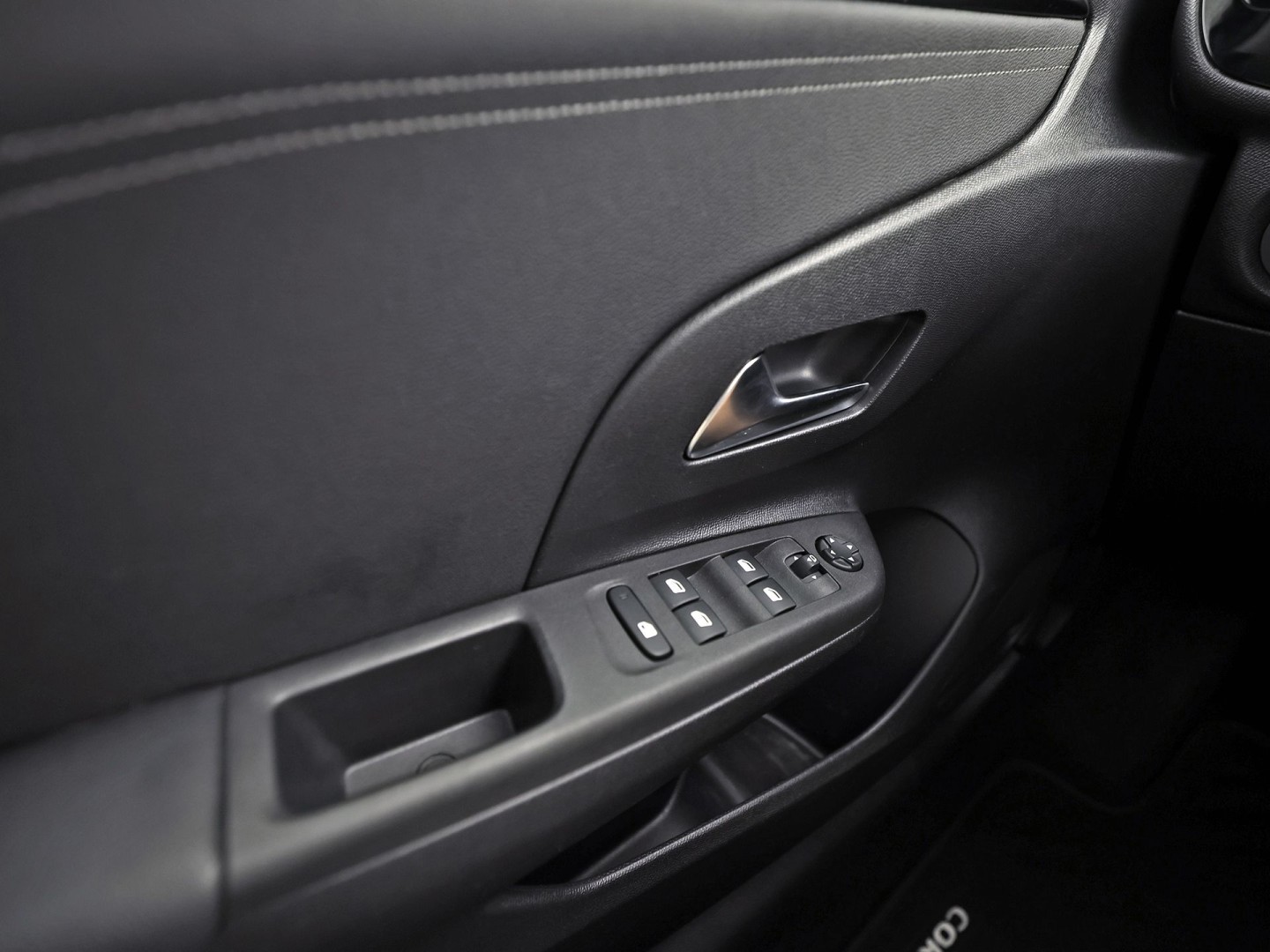 Opel Corsa 1.2 Elegance Sport Automaat (VIRTUAL COCKPIT, APPLE CARPLAY, GROOT NAVI, 360 CAMERA, SPORTSTOELEN, GETINT GLAS, LM VELGEN, LEDER STUURWIEL, NIEUWSTAAT)