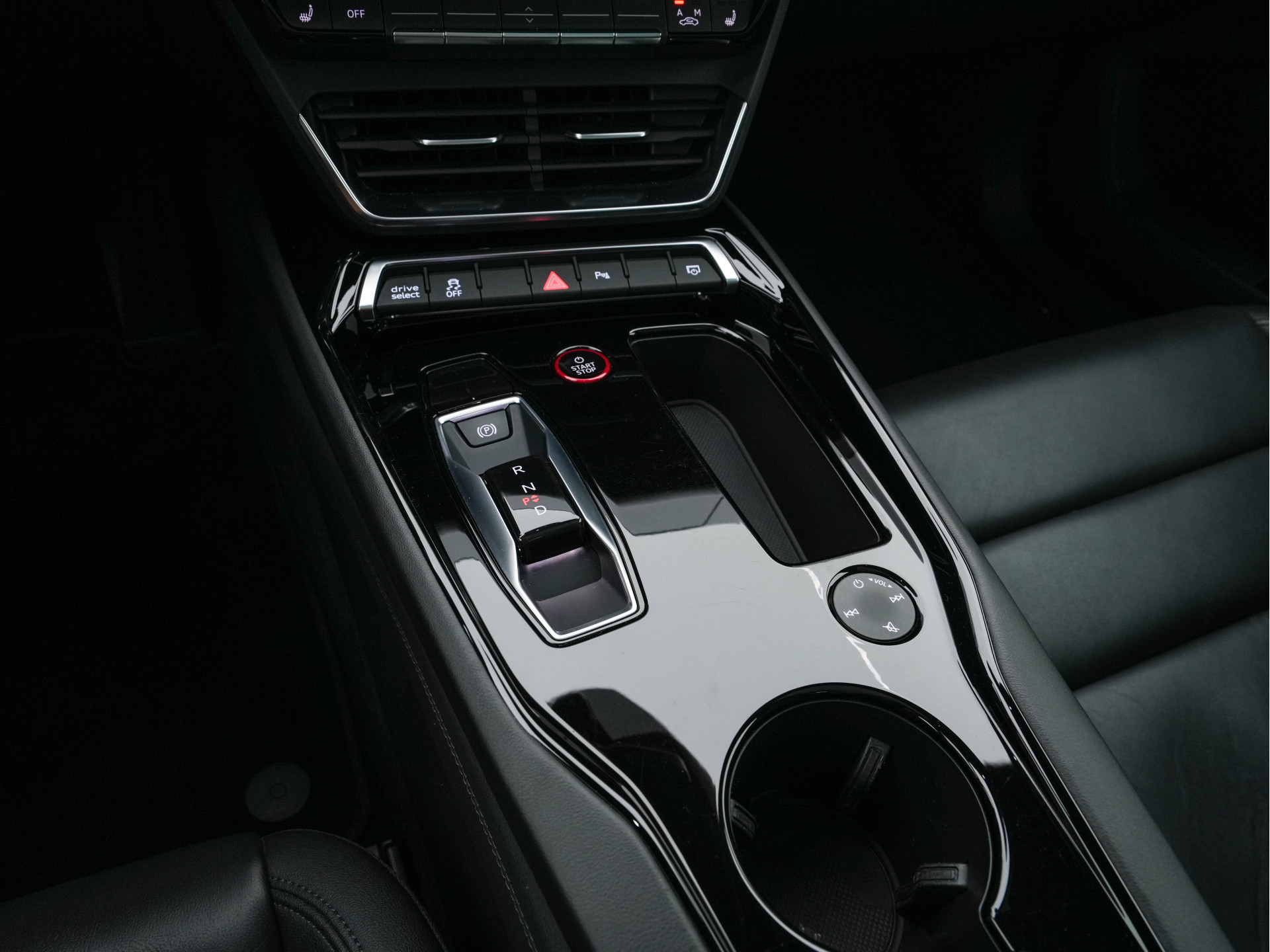 Audi e-tron GT 93 kWh Quattro [ 3-Fase ] {SOH-93%} (INCL-BTW) *PANO | FULL-LED | LEATHER | AUDI-SOUNDSYSTEM | DIGI-COCKPIT | NAVI-FULLMAP | HEATED-SPORTSEATS | TOP-VIEW | DAB | KEYLESS | LANE-ASSIST | SHIFT-PADDLES | PRIVACY-GLASS | 20