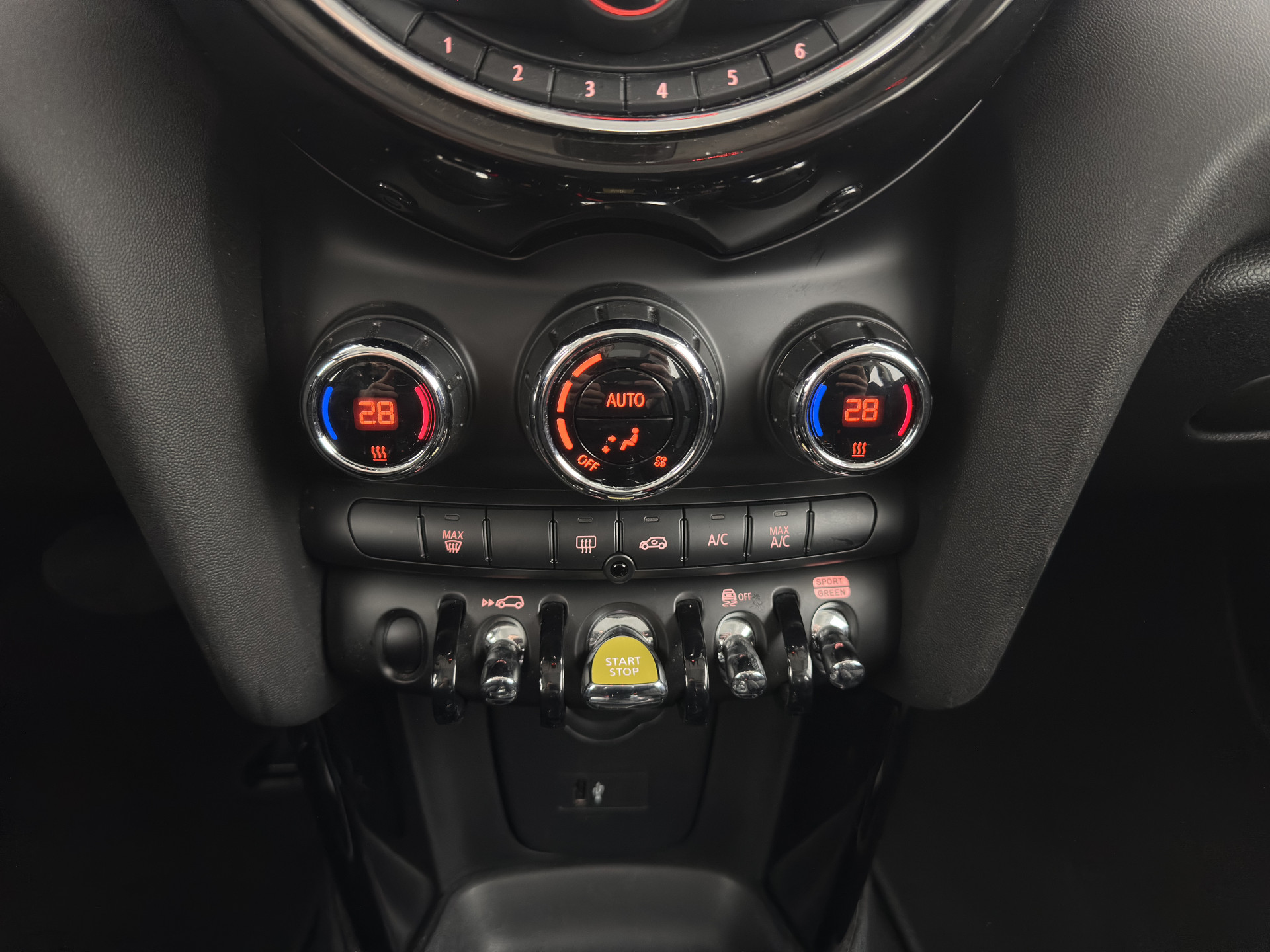 MINI Mini Electric Basic 33 kWh [ 3-Fase ] (SOH-100%) (INCL-BTW) Aut. *HEATPUMP | FULL-LED | SPORT-SEATS | NAVI-FULLMAP | DIGI-COCKPIT | DAB+ | ECC | CCS-FASTLOADER | UNION-JACK | KEYLESS | CRUISE | AMBIENT-LIGHT | 16''ALU*