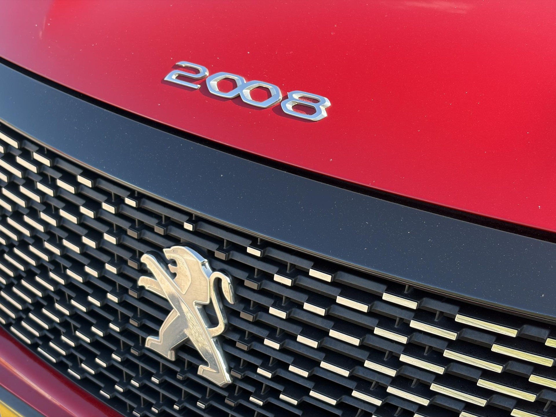 Peugeot 2008 1.2 PureTech Allure ✓Recent beurt gehad✓D-riem vv in 06-2025✓360° Camera✓Draadloze telefoonlader✓Carplay✓Keyless✓Automaat✓Trekhaak✓Halfleder✓Navi✓Clima✓Cruise✓131pk✓Lm velgen✓2e Eigenaar✓Pdc V+A✓Rijstrooksensor✓N.A.P✓Apk tot 04-2028