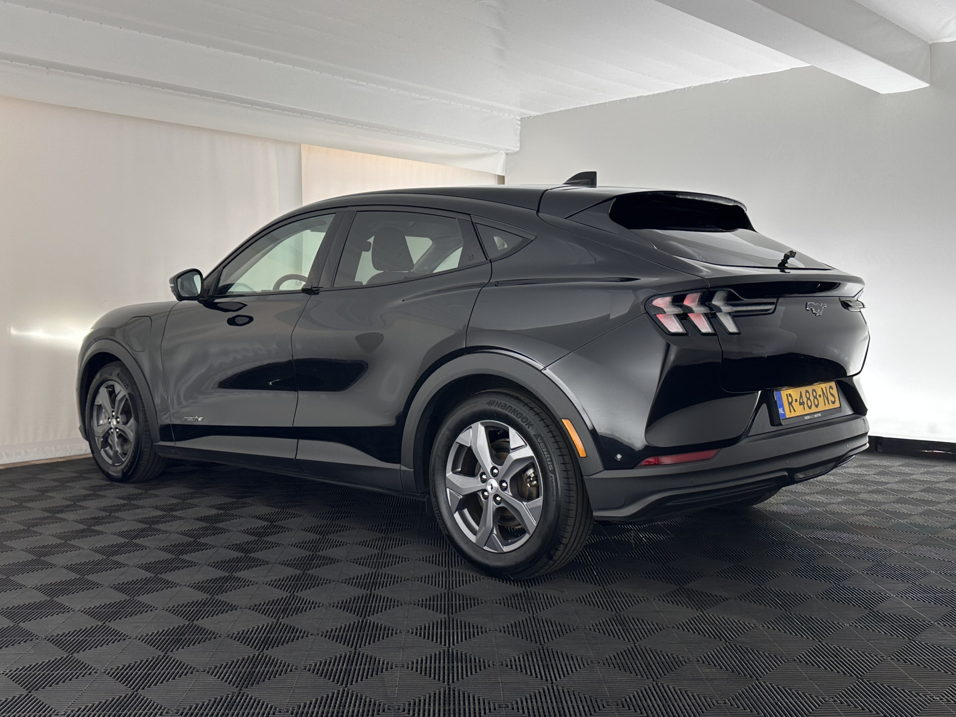 Ford Mustang Mach-E RWD 75 kWh [ 3-Fase-11kW ] {SOH-84%} (INCL-BTW) *LEATHER | FULL-LED | DAB | DIGI-COCKPIT | KEYLESS | NAVI-FULLMAP | CARPLAY | HEATED-COMFORTSEATS | TOPVIEW | ADAPTIVE-CRUISE | PRIVACY-GLASS | 18'' ALU*