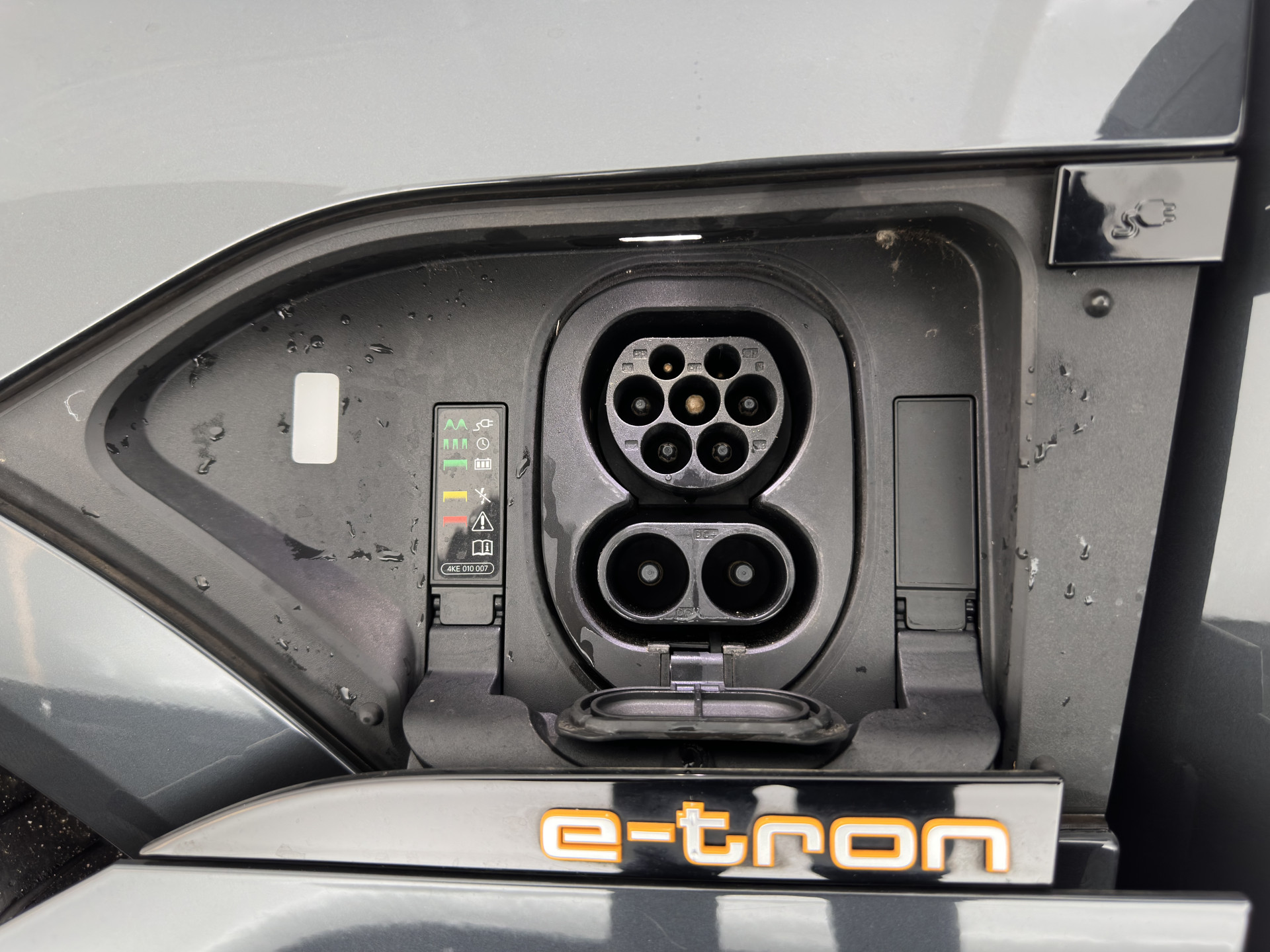 Audi e-tron 50 Quattro *ELECTRO-MOTOR AUDIBLE* Launch edition 71 kWh [ 3-Fase ] {SOH-100%} (INCL-BTW) Aut. *FULL-LED | DIGI-COCKPIT | NAVI-FULLMAP | HEATED-COMFORTSEATS | KEYLESS | AUDI-SOUND | SHIFT-PADDLES | ECC | PDC | CRUISE | 20''ALU*