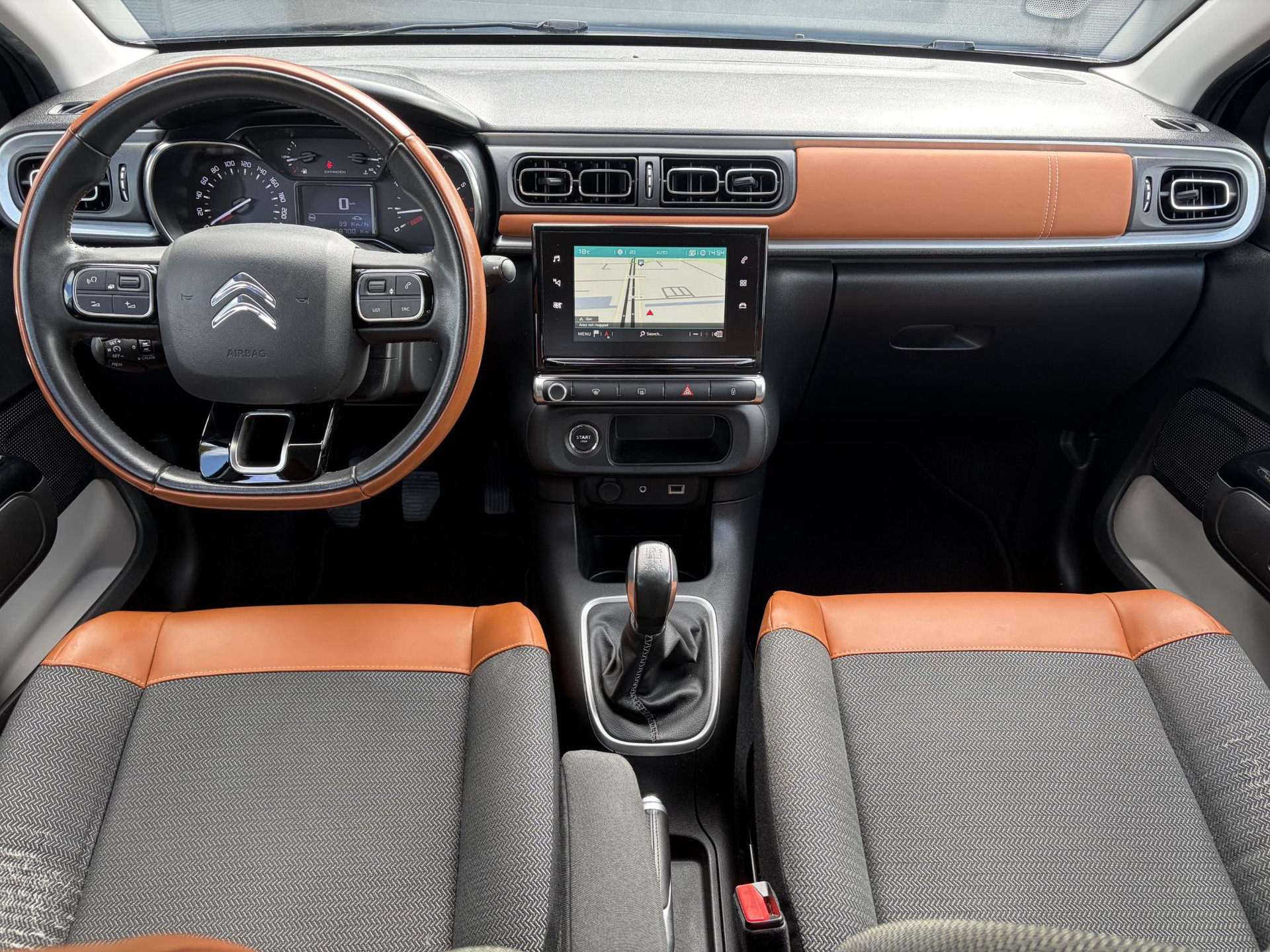 Citroen C3 1.2 PureTech Shine ✓Dealer Onderhouden✓2e Eigenaar✓Carplay✓Camera✓Navi✓Clima✓Cruise✓Pdc V+A✓Keyless✓Halfleder✓Trekhaak✓Rijstrooksensor✓Dodehoeksensor✓17'' Lm velgen✓N.A.P✓Nieuwe Apk bij Aflevering