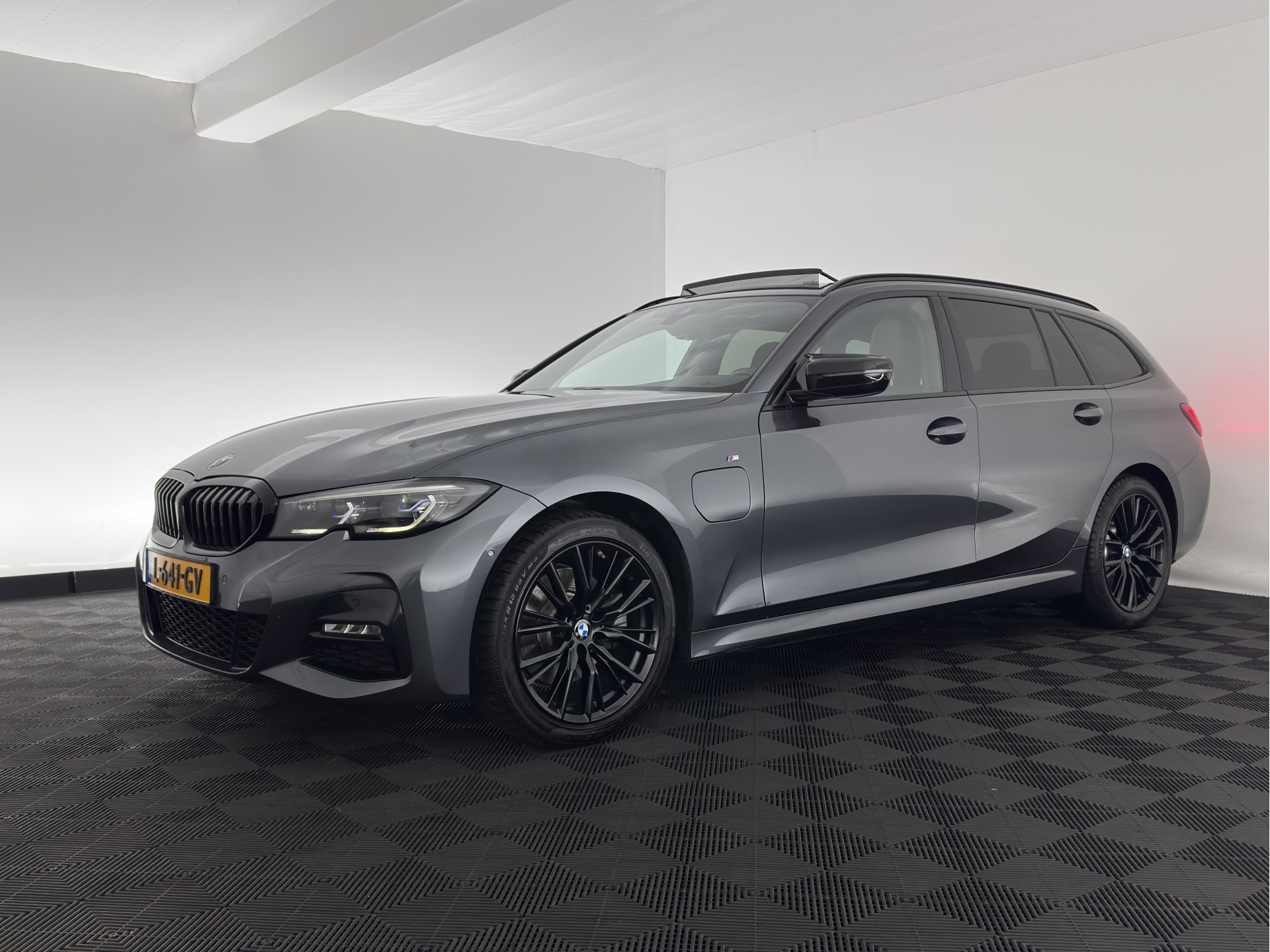 BMW 3-serie Touring 320e M-Sportpack Business Edition Plus (Plug-In) (INCL-BTW) *PANO | LASER-LED | LEATHER | HEATED-SPORTSEATS | HARMAN/KARDON | VIRTUAL-COCKPIT | AMBIENT-LIGHT | NAVI-FULLMAP | DAB+ | 18''ALU*