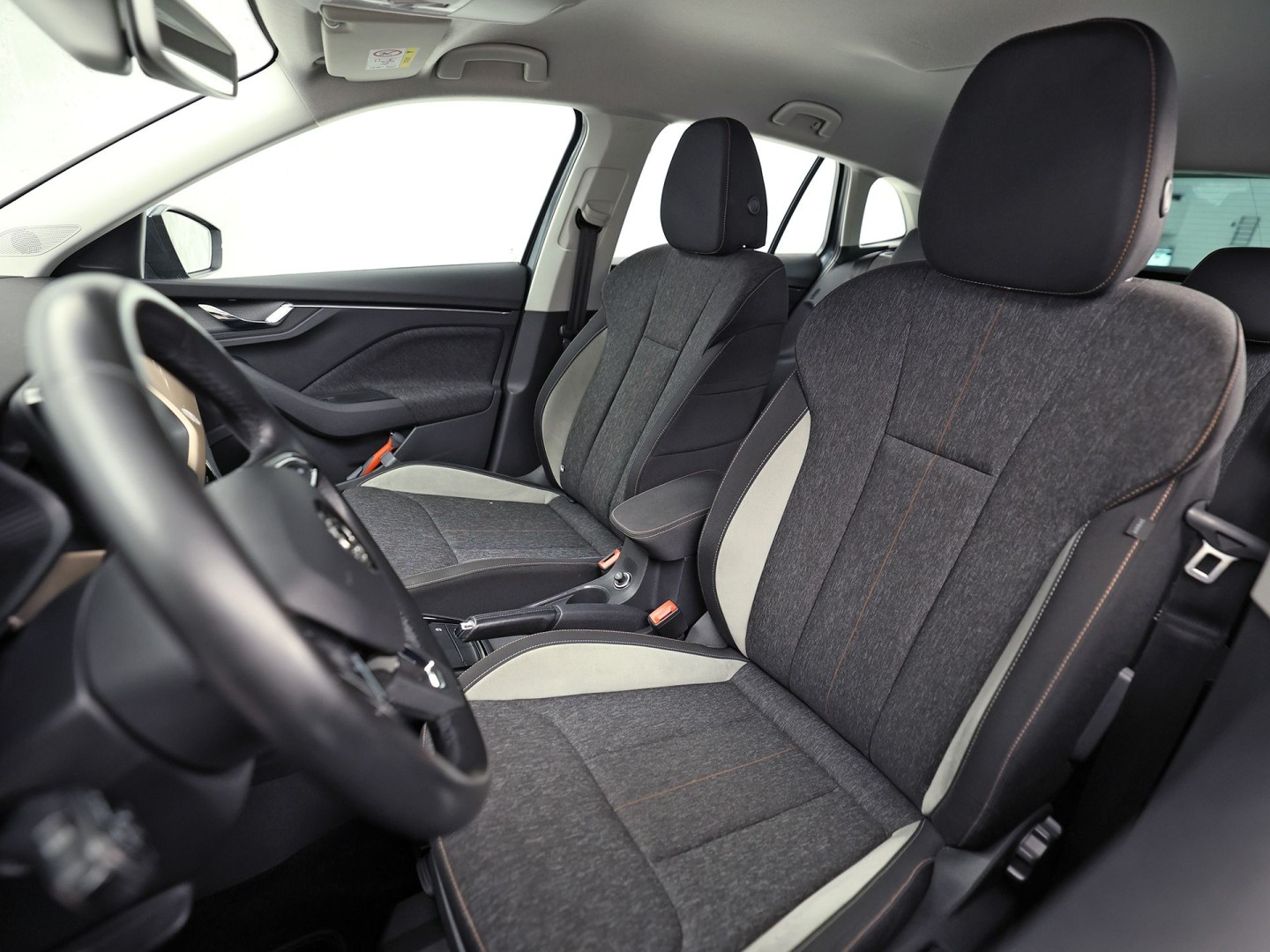 Škoda Scala 1.0 TSI Sport Automaat (VIRTUAL COCKPIT, APPLE CARPLAY, GROOT NAVI, CLIMATE, STOELVERWARMING, SPORTSTOELEN, PARKEERSENSOREN, LED KOPLAMPEN, NIEUWSTAAT)