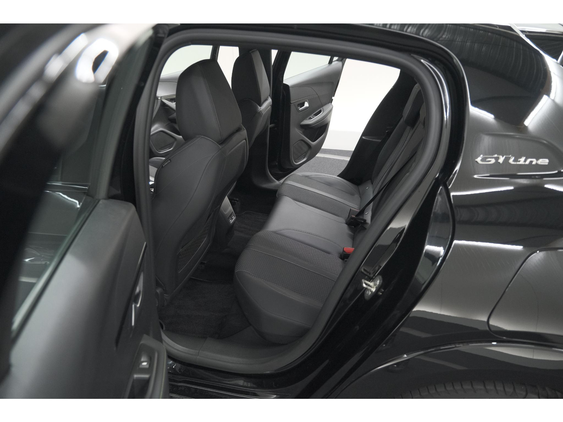 Peugeot 208 PureTech 130 EAT8 GT-Line | Camera | Adaptieve Cruise Control | Stoelverwarming | Navigatie