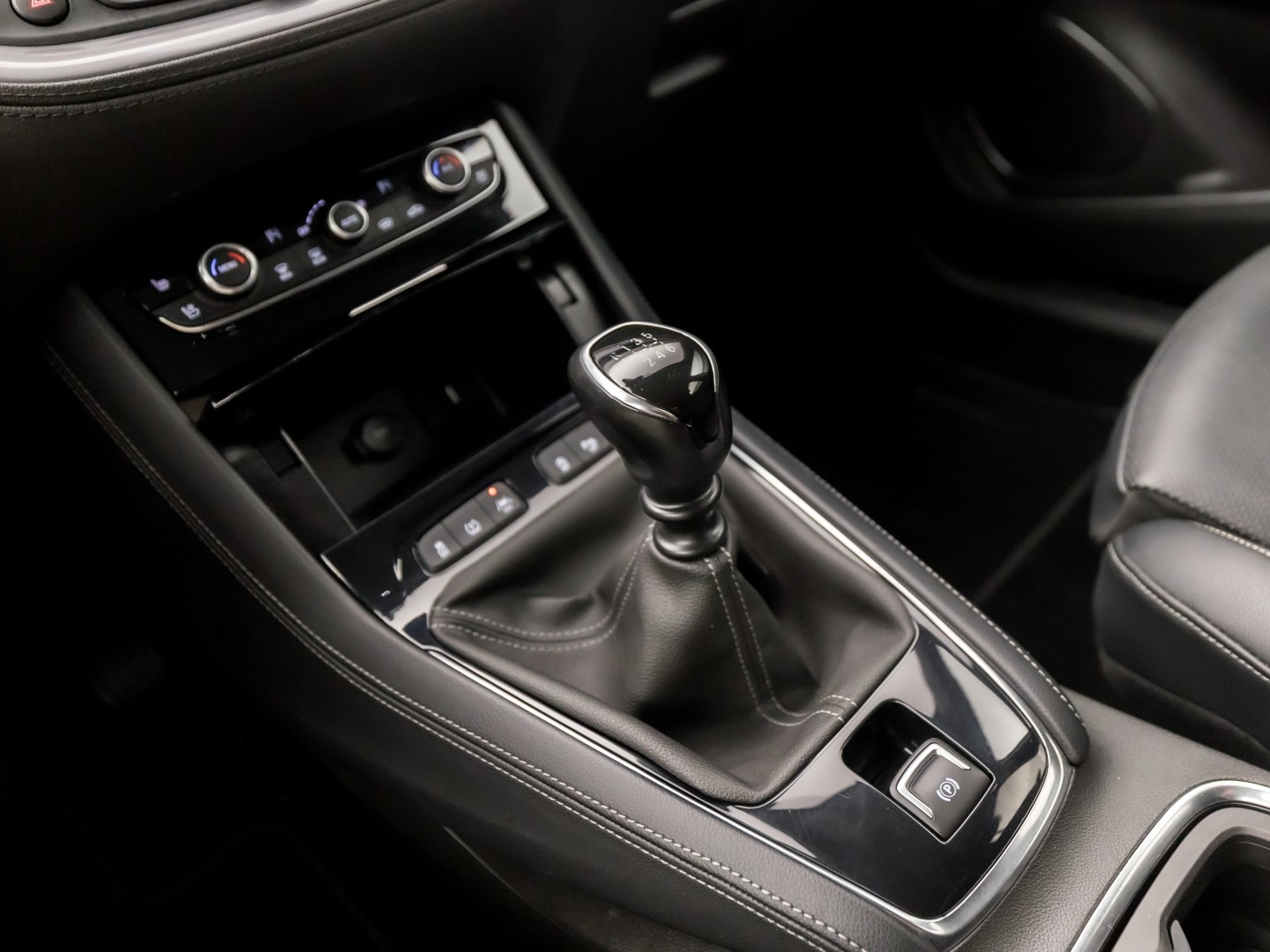 Opel Grandland X 1.2 Turbo Deluxe (MEMORY SEAT, LEDER, STOELKOELING/VERWARMING, APPLE CARPLAY, STOELVERWARMING ACHTER, GETINT GLAS, KEYLESS, TREKHAAK, ELEK ACHTERKLEP, NIEUWSTAAT)