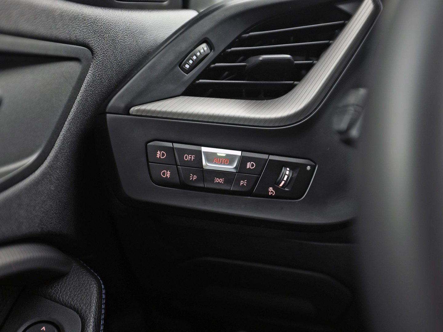 BMW 1 Serie 118i M Sport Automaat (APPLE CARPLAY, M PAKKET, GROOT NAVI, LEDER, SPORTSTOELEN, SFEERVERLICHTING, GETINT GLAS, NIEUWSTAAT)
