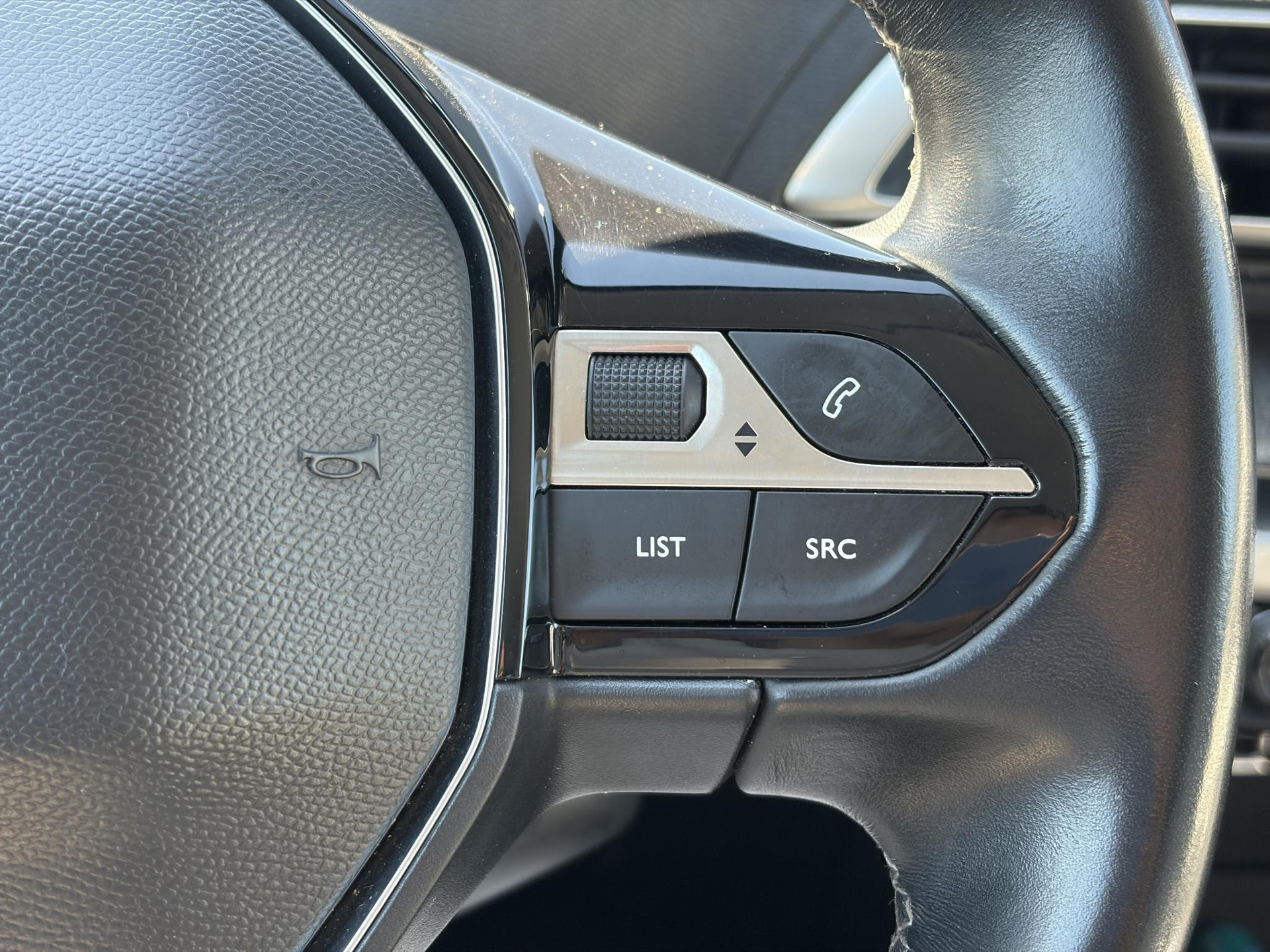 Peugeot 3008 1.2 PureTech Allure 2e Eigenaar l D-riem vv in 2023 l 360° Camera l Carplay l Dealer Onderhouden l Keyless l Stoelverwarming l Dodehoek l 6 Bak l Pdc V+A l 131pk l Bj 12-2017 l 19'' Lmv l Apk tot 12-2026