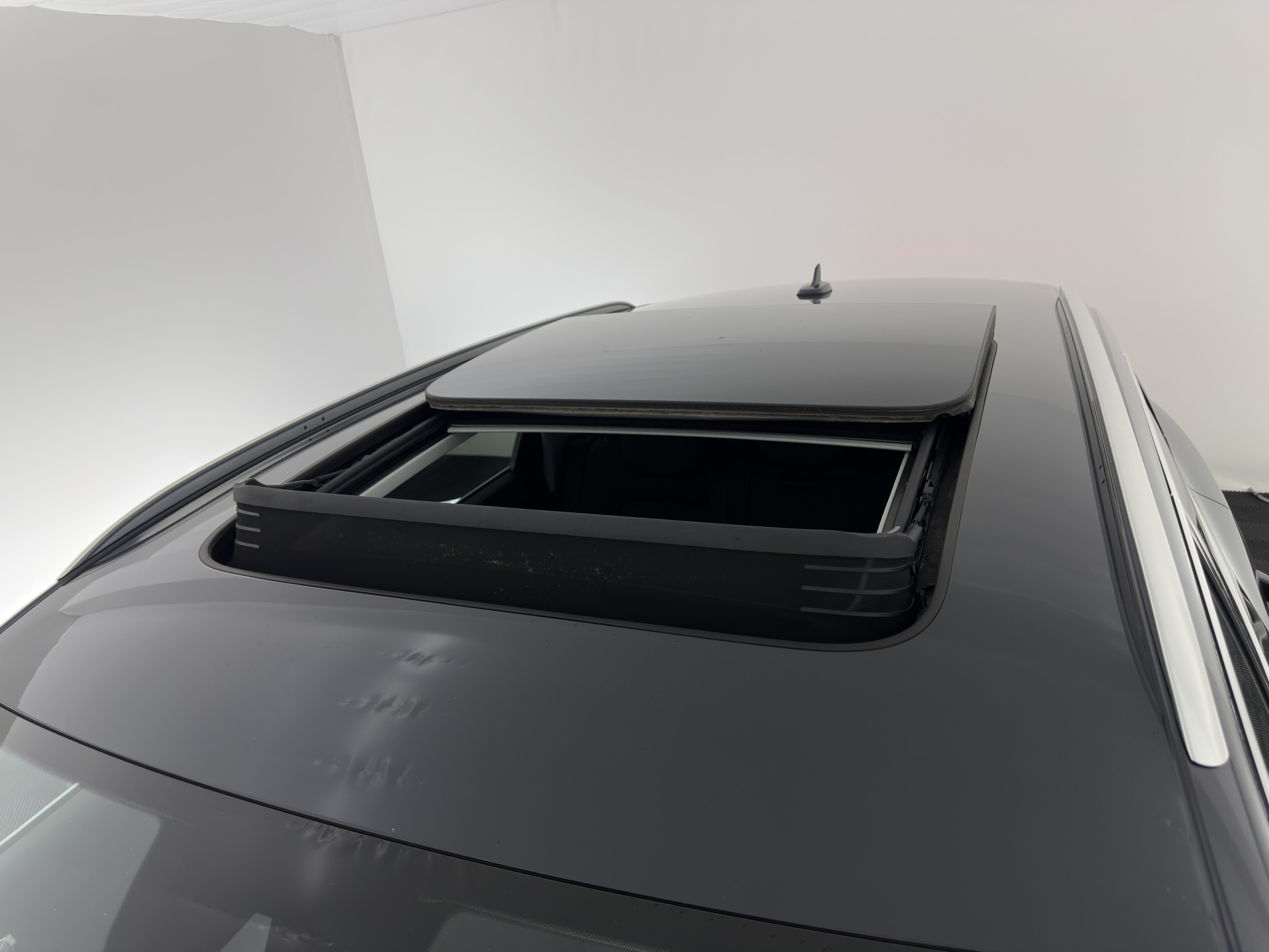 Audi e-tron 55 quattro Business edition Plus 95 kWh [ 3-Fase ] {SOH-88%} (INCL-BTW) *PANO | LUXURY-LEATHER | ADAPTIVE-CRUISE | FULL-LED | DIGI-COCKPIT | KEYLESS | MEMORY-PACK | CAMERA | NAVI-FULLMAP | SHIFT-PADDLES | DAB+ | COMFORT-SEATS | 20''ALU*