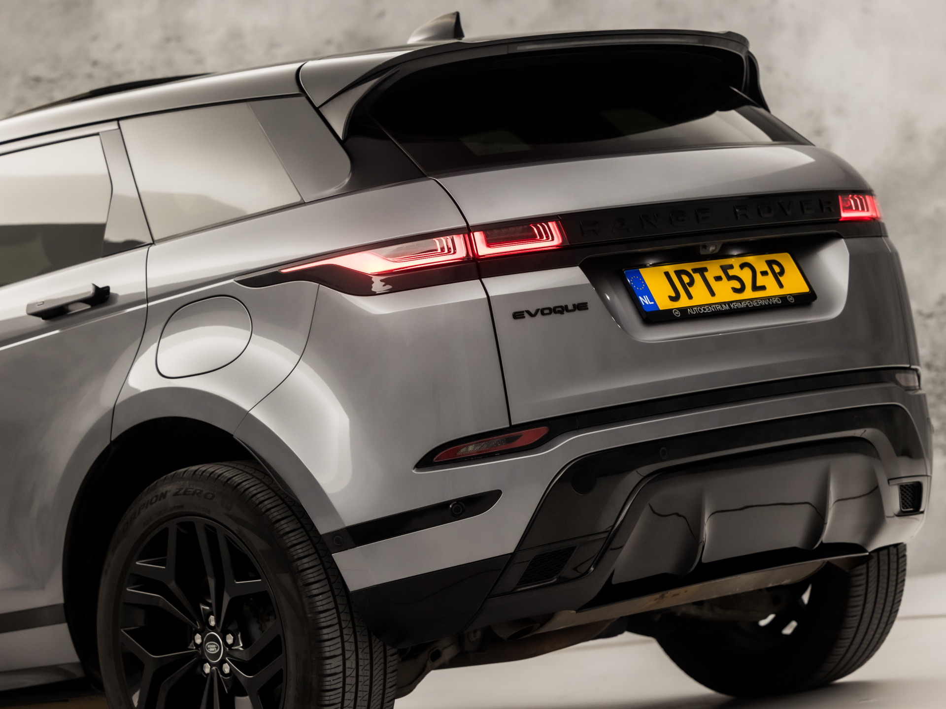Land Rover Range Rover Evoque 1.5 P300e AWD R-Dynamic SE 309Pk Automaat (PANORAMADAK, APPLE CARPLAY, 360 CAMERA, MERIDIAN AUDIO, MEMORY SEATS, STUUR/STOELVERWARMING, ADAPTIVE CRUISE, VIRTUAL DASHBOARD, NIEUWSTAAT)