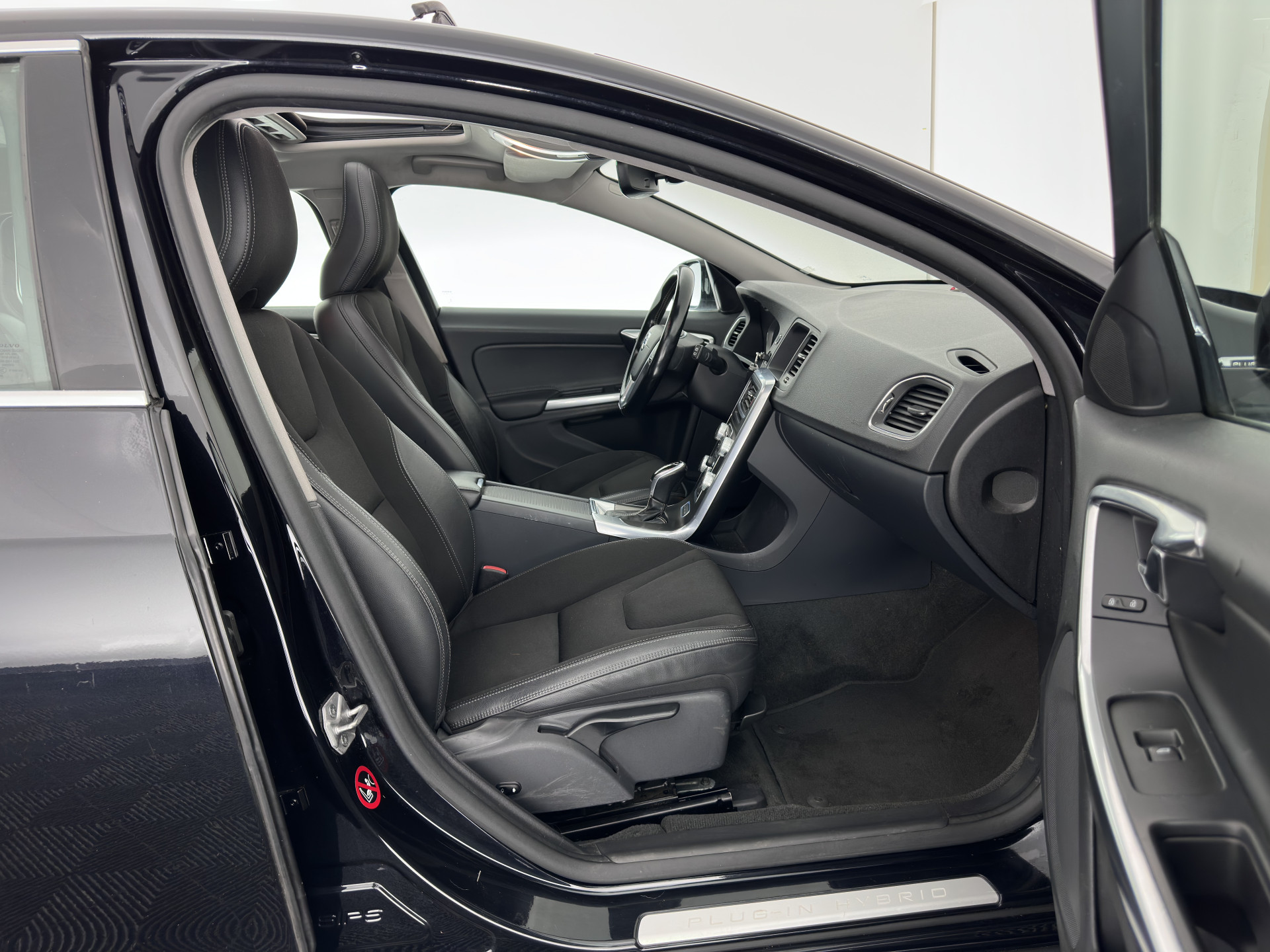 Volvo V60 2.4 D6 AWD Plug-In Hybrid Momentum Aut. *PANO | LEATHER-FABRIC | NAVI-FULLMAP | HEATED-COMFORTSEATS | ECC | PDC | CRUISE | TOWBAR | 17''ALU*